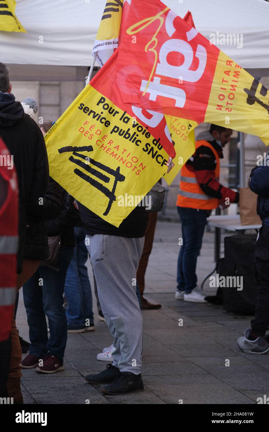 Grève des chauffeurs du RER B, appelée par la CGT Cheminots de Paris Nord à la Gare du Nord à Paris, France, le 9 décembre 2021.La circulation est perturbée sur toute la ligne du RER B. les grévistes sont mobilisés pour dénoncer la dégradation de leurs conditions de travail.Photo de Pierrick Villette/ABACAPRESS.COM Banque D'Images