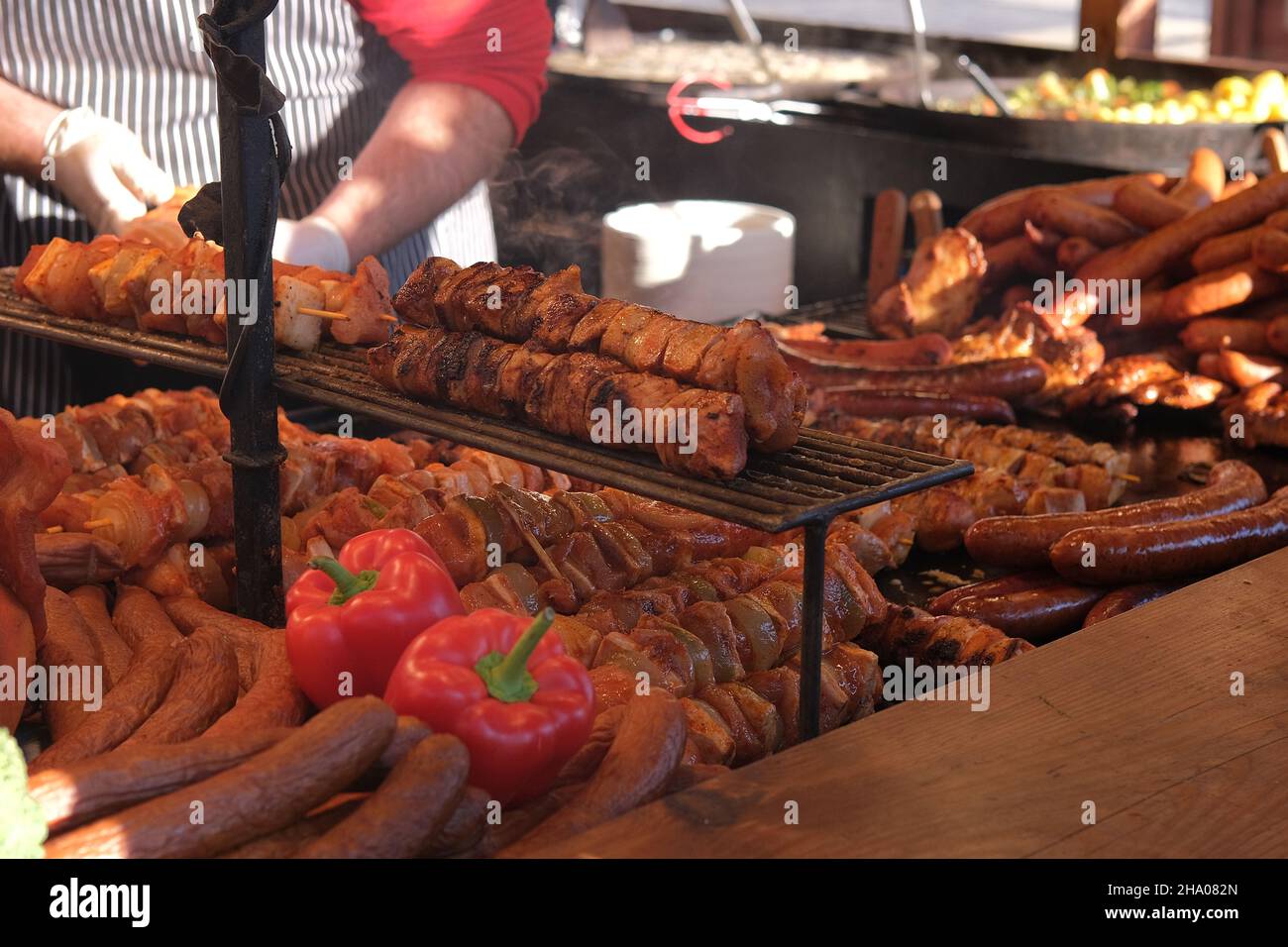 Restaurant-grill en plein air avec grand choix de viandes et saucisses gastronomiques grillées, viande marinées pour griller dans un comptoir, grill Banque D'Images