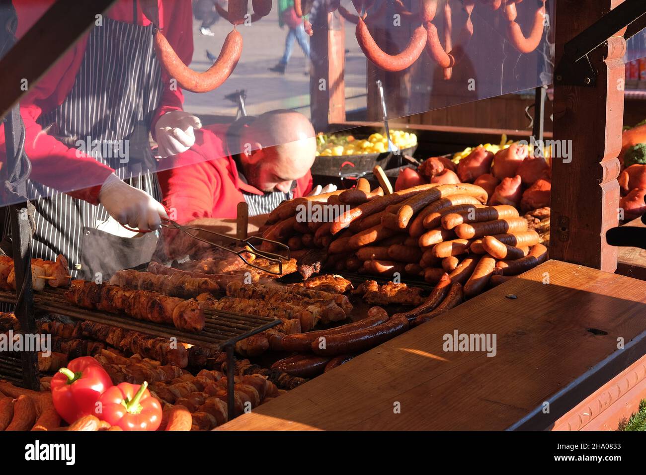 Restaurant-grill en plein air avec grand choix de viandes et saucisses gastronomiques grillées, viande marinées pour griller dans un comptoir, grill Banque D'Images