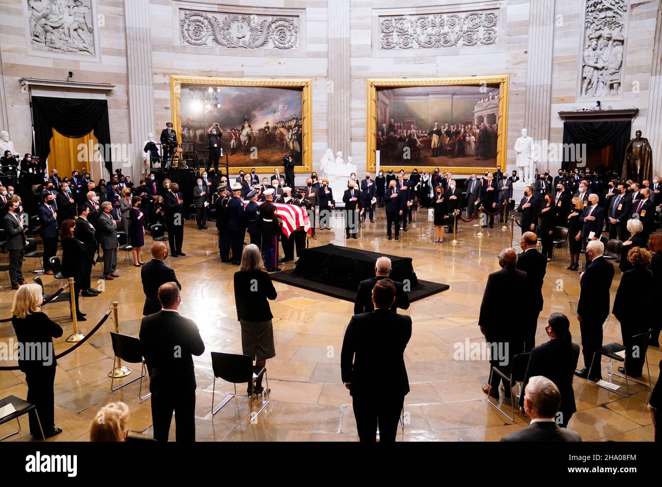 Washington, DC, États-Unis.09th décembre 2021.Le rôle de l'ancien sénateur républicain du Kansas Robert J. Dole arrive lors d'une cérémonie précédant le mensonge dans l'État à la rotonde du Capitole des États-Unis à Washington, DC, Etats-Unis, le 09 décembre 2021.Bob Dole sera dans l'État au Capitole aujourd'hui et sera honoré d'un service commémoratif à la cathédrale nationale demain.Dole, ancien combattant de la Seconde Guerre mondiale, est décédé à l'âge de 98 ans le 05 décembre 2021.Crédit : Shawn Thew/Pool via CNP/dpa/Alay Live News Banque D'Images