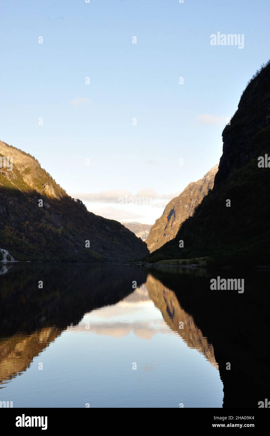 Der Naeroeyfjord BEI Flam in Norwegen bietet ein umwerfendes Naturschauspiel und lässt die Seele zur Ruhe kommen.- le Naeroeyfjord près de Flam dans Norw Banque D'Images