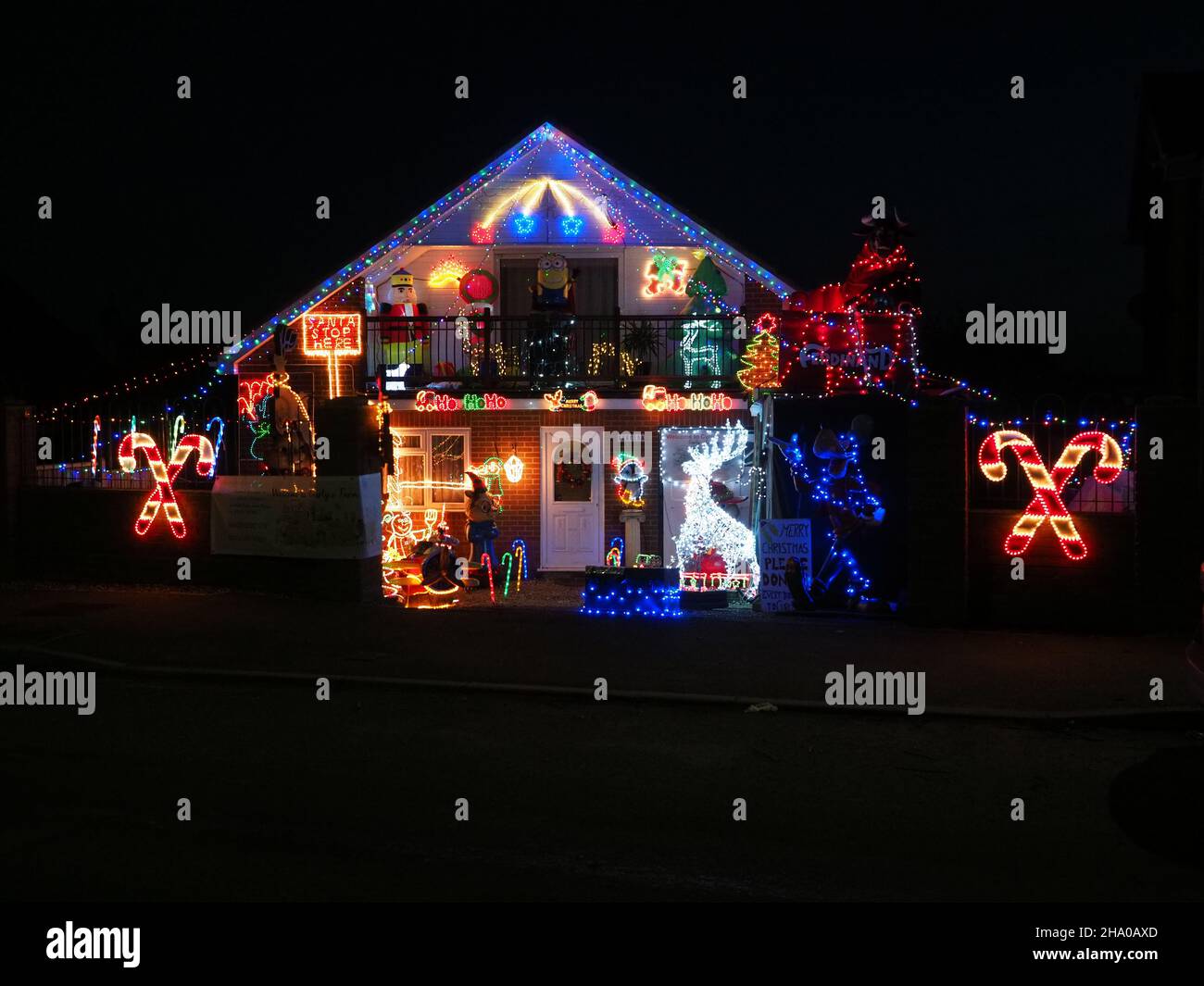 Warden Bay, Kent, Royaume-Uni.9th décembre 2021.Une maison illuminée de lumières de Noël et de personnages à Warden Bay, dans le Kent, recueillant de l'argent pour la charité locale héritage/ferme de Curly.Crédit : James Bell/Alay Live News Banque D'Images