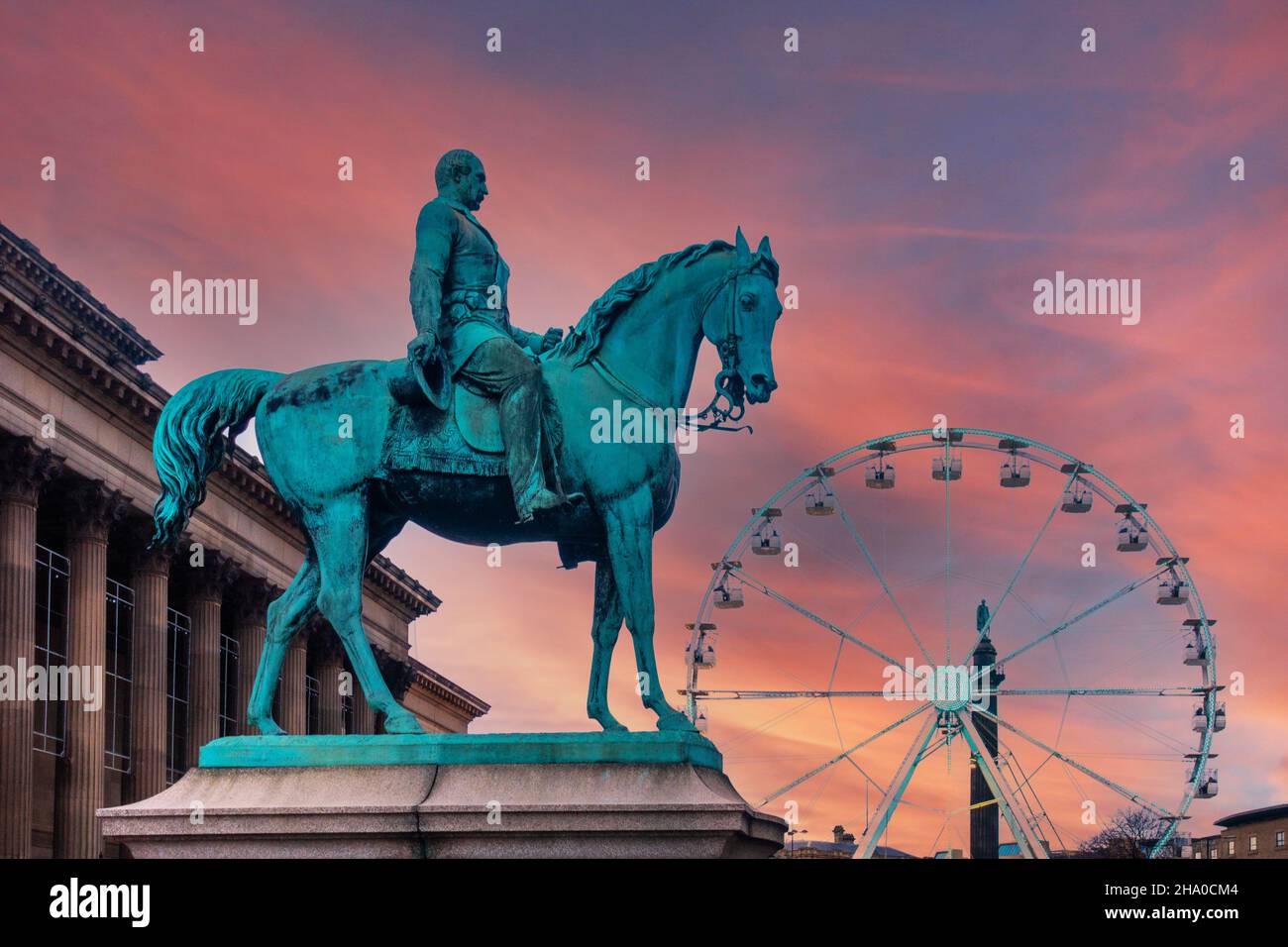 Prince Albert sur la statue de cheval et la grande roue au marché de Noël 2021 de Liverpool à St Johns Garden Banque D'Images