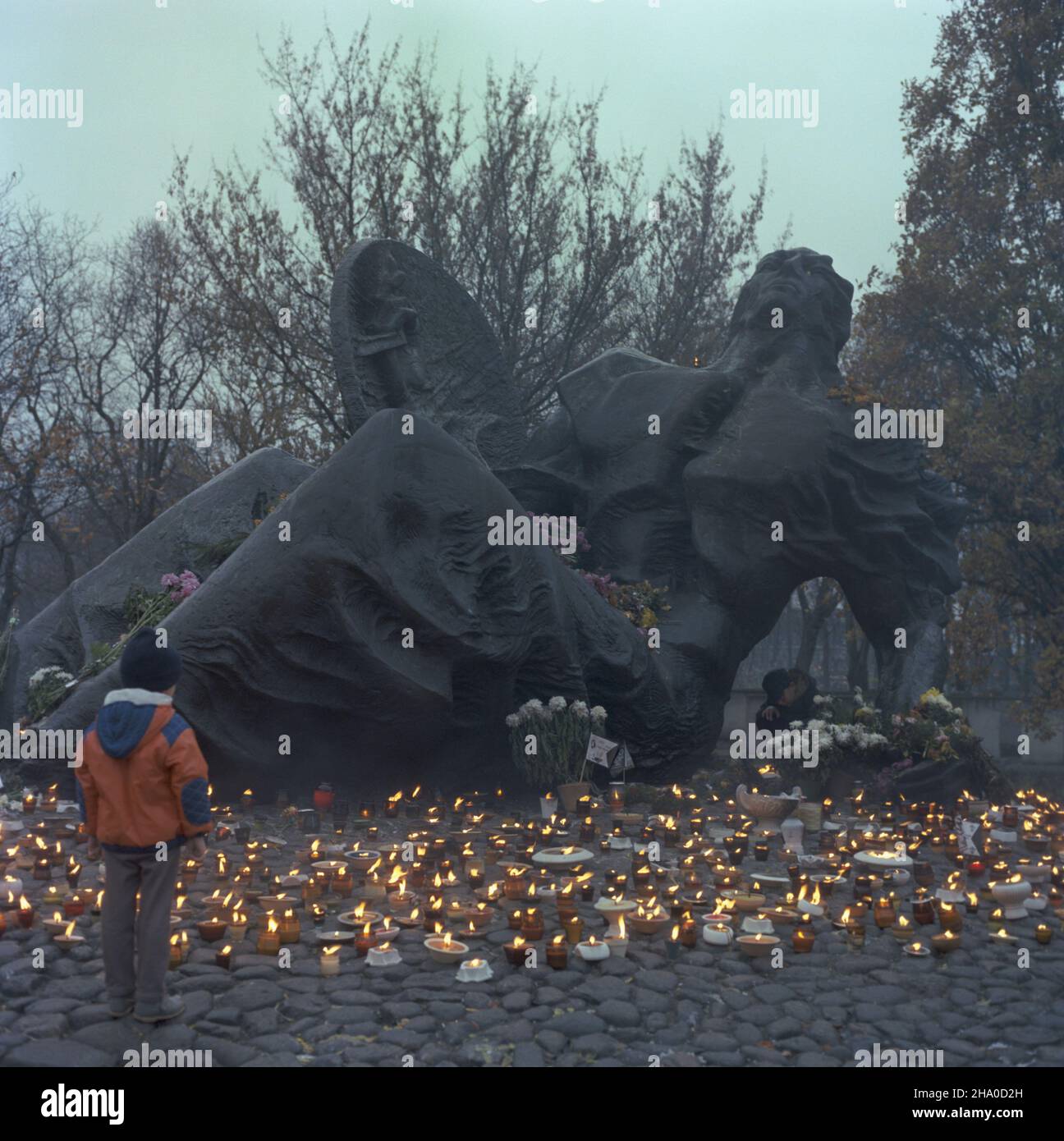 Varsovie 01.11.1986.Œwiêtych.Pomnik Polegli Nipokonani autorstwa Gustawa Zem³y na Cmentarzu Powstañców Warszawy na Woli (cmentarz cywilnych ofiar powstania warszawskiego 1944 roku). ka PAP/Tadeusz ZagoŸdziñskiVarsovie 01 novembre 1986.Toute la Saint-Jean.Le monument Invincible déchu conçu par Gustaw Zem³o à l'insurrectionnelle de Varsovie Cenetery dans le district de Wola (le ceredude victimes du soulèvement de Varsovie de 1944). ka PAP/Tadeusz Zagozdzinski Banque D'Images