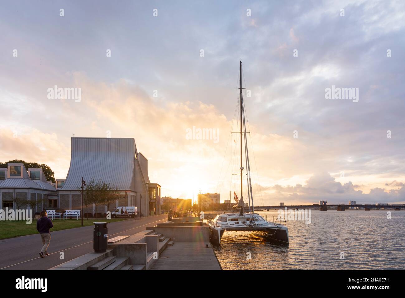 Aalborg : front de mer à Limfjord, Utzon Centre, voilier katamaran, à Aalborg, Jylland,Jutland, Danemark Banque D'Images