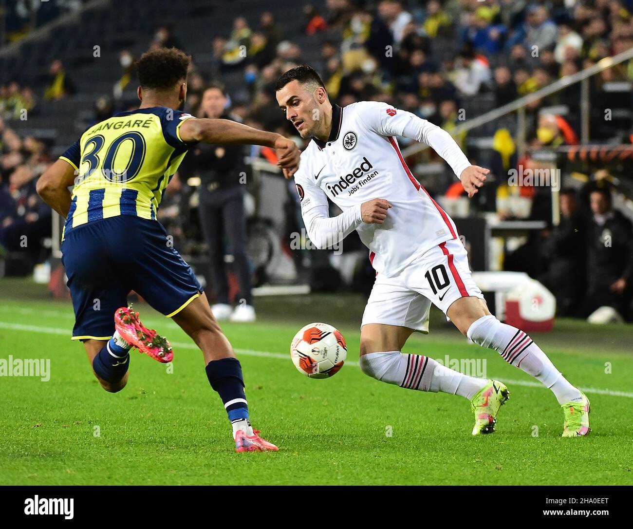 Istanbul, Turquie.09th décembre 2021.Football, Europa League, Stage de groupe, Groupe D, Matchday 6,Fenerbahce Istanbul - Eintracht Frankfurt, Sükrü Saracoglu Stadium: Le défenseur d'Istanbul Nazim Sangare (l) et le milieu de terrain de Francfort Filip Koscic.Credit: Mustafa Alkac/dpa/Alamy Live News Banque D'Images