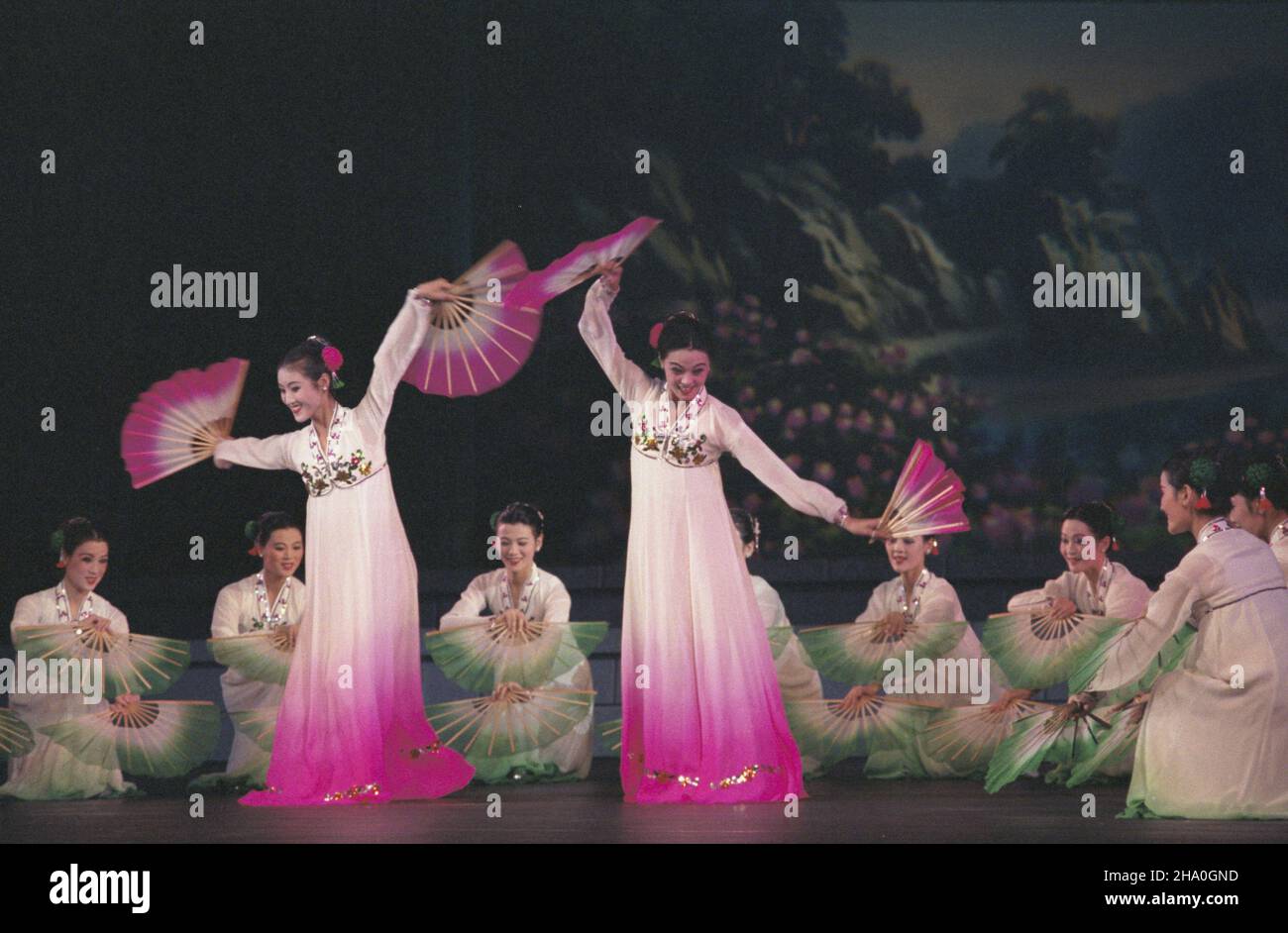 Corée Pó³nocna Phénien 26.09.1986.Wystêp artystów teatru Mansudae, który ogl¹da³ i sekretarz KC PZPR i przewodnicz¹cy Rady Pañstwa genera³ Wojciech Jaruzelski podczas wizyty W Koreañskiej republice Ludowo-Demokratycznej (24-28.09). msa PAP/Jan MorekCorée du Nord Pyongyang 26 septembre 1986.Premier secrétaire du Comité central du Parti des travailleurs Unis polonais et chef du Conseil d'Etat, le général Wojciech Jaruzelski, observe des artistes du théâtre Mansudae lors de sa visite en République démocratique populaire de Corée du Nord (24 au 28 septembre). msa PAP/Jan Morek Banque D'Images