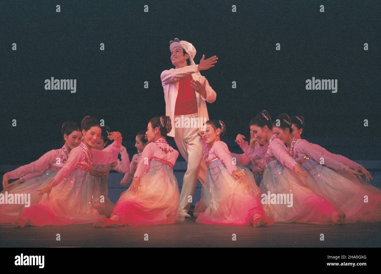 Corée Pó³nocna Phénien 26.09.1986.Wystêp artystów teatru Mansudae, który ogl¹da³ i sekretarz KC PZPR i przewodnicz¹cy Rady Pañstwa genera³ Wojciech Jaruzelski podczas wizyty W Koreañskiej republice Ludowo-Demokratycznej (24-28.09). msa PAP/Jan MorekCorée du Nord Pyongyang 26 septembre 1986.Premier secrétaire du Comité central du Parti des travailleurs Unis polonais et chef du Conseil d'Etat, le général Wojciech Jaruzelski, observe des artistes du théâtre Mansudae lors de sa visite en République démocratique populaire de Corée du Nord (24 au 28 septembre). msa PAP/Jan Morek Banque D'Images