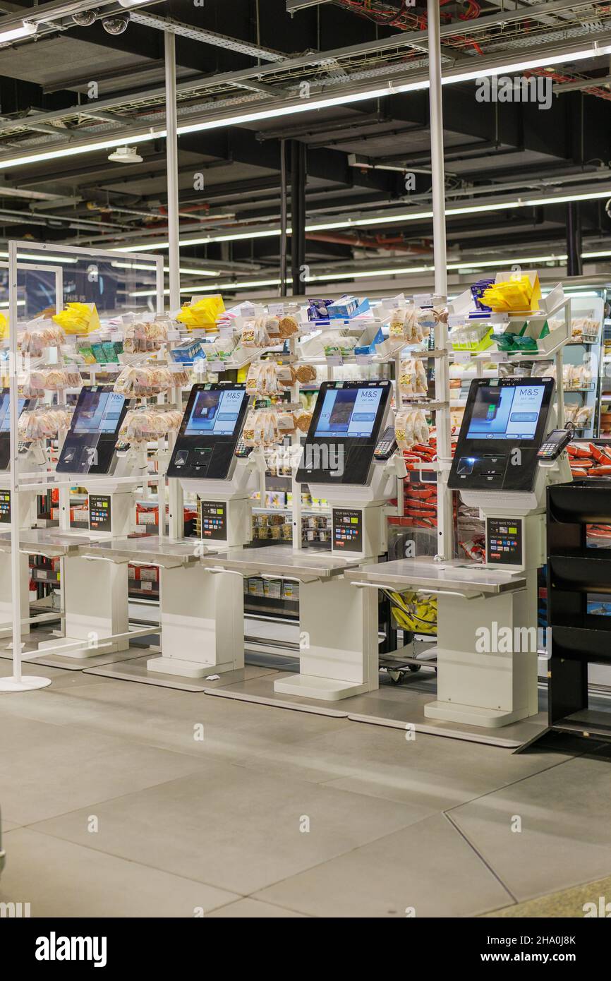 Intérieur de Marks and Spencer avec distributeurs automatiques à la caisse chez M&S. Banque D'Images
