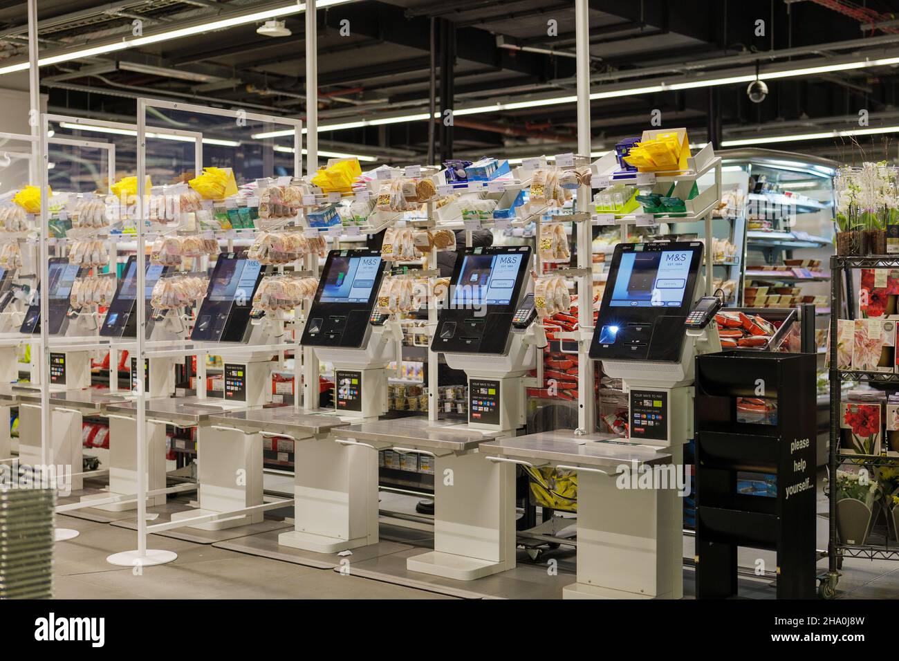 Intérieur de Marks and Spencer avec distributeurs automatiques à la caisse chez M&S. Banque D'Images