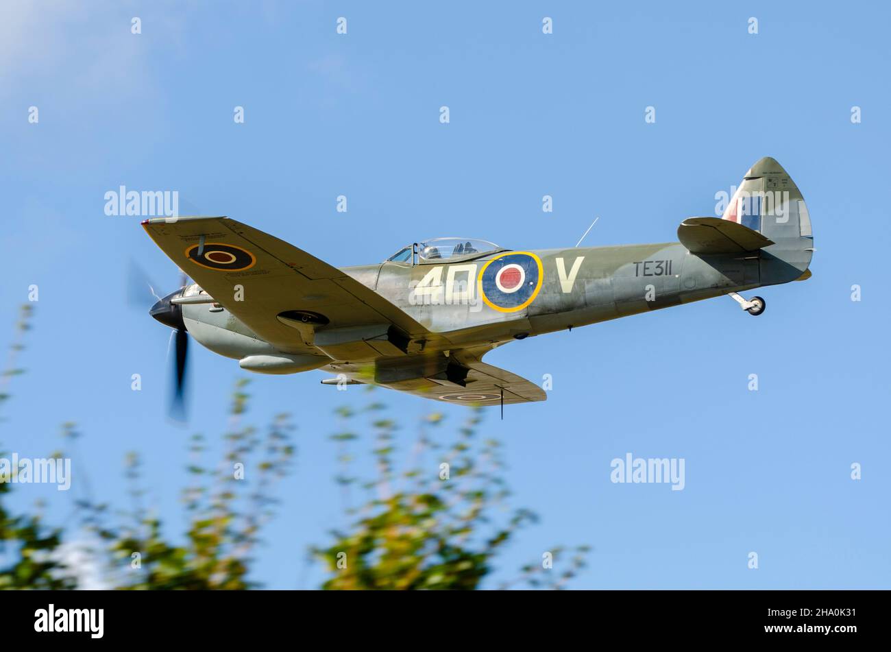 Deuxième Guerre mondiale Vickers Supermarine Spitfire de la RAF Battle of Britain Memorial Flight décollage pour le 75th anniversaire de la bataille de Britain Flypast Banque D'Images