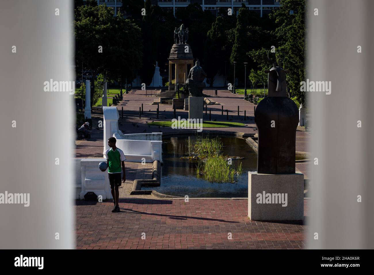 Le jardin de la Compagnie du Cap est vu à travers les colonnes de la Galerie nationale sud-africaine et une rangée de statues de l'époque coloniale britannique Banque D'Images