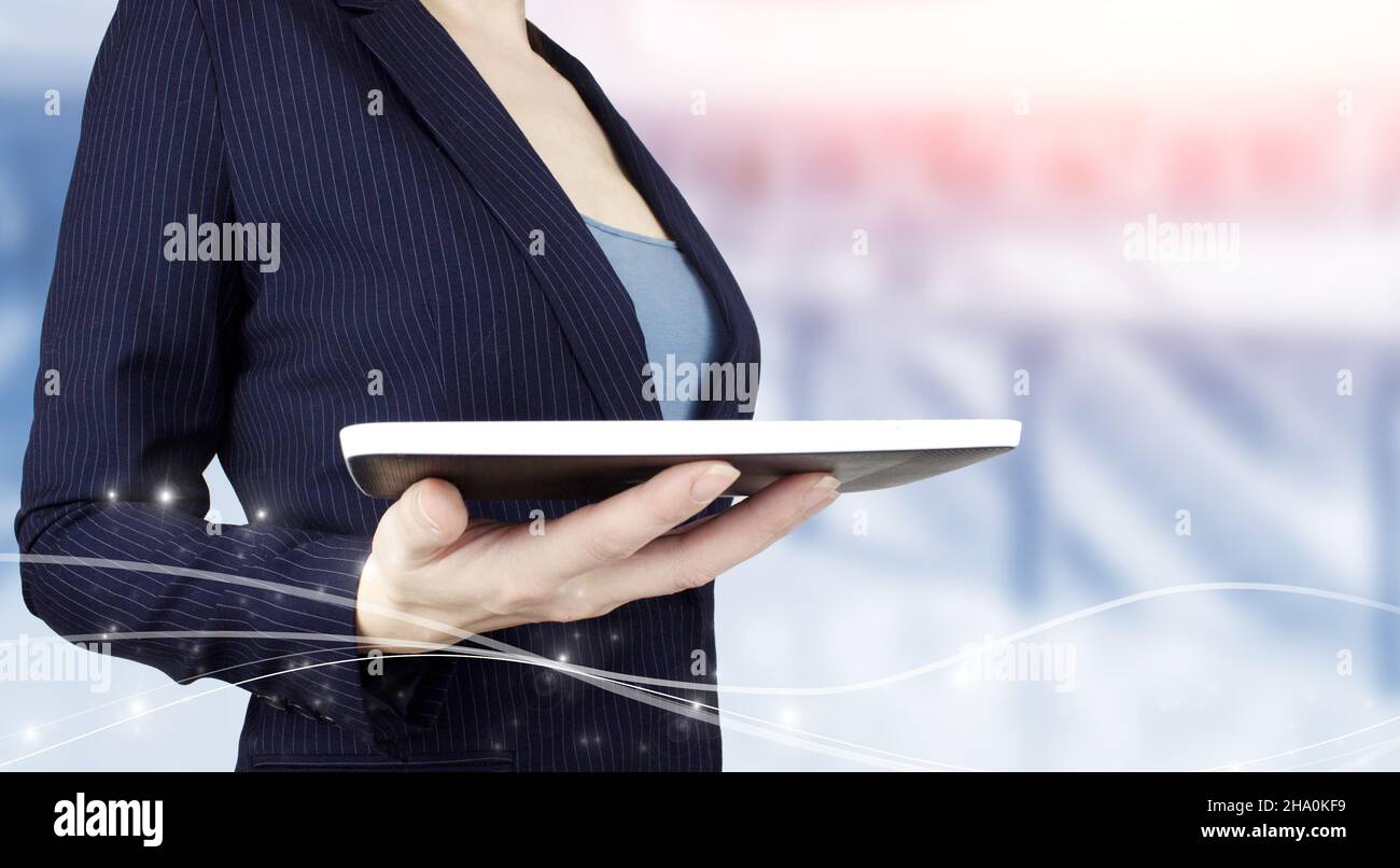 Support technique Service à la clientèle technologie d'affaires Internet.Tablette blanche à main avec signe d'onde hologramme numérique.Réseau innovant et mondial Banque D'Images