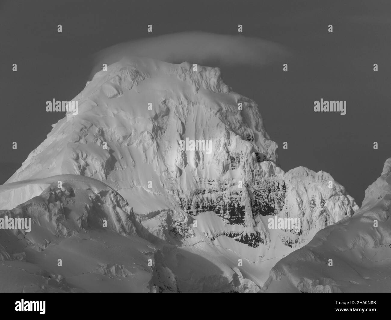 Un haut sommet dans l'Antarctique du détroit de Gerlache à l'allure spectaculaire avec des nuages Banque D'Images