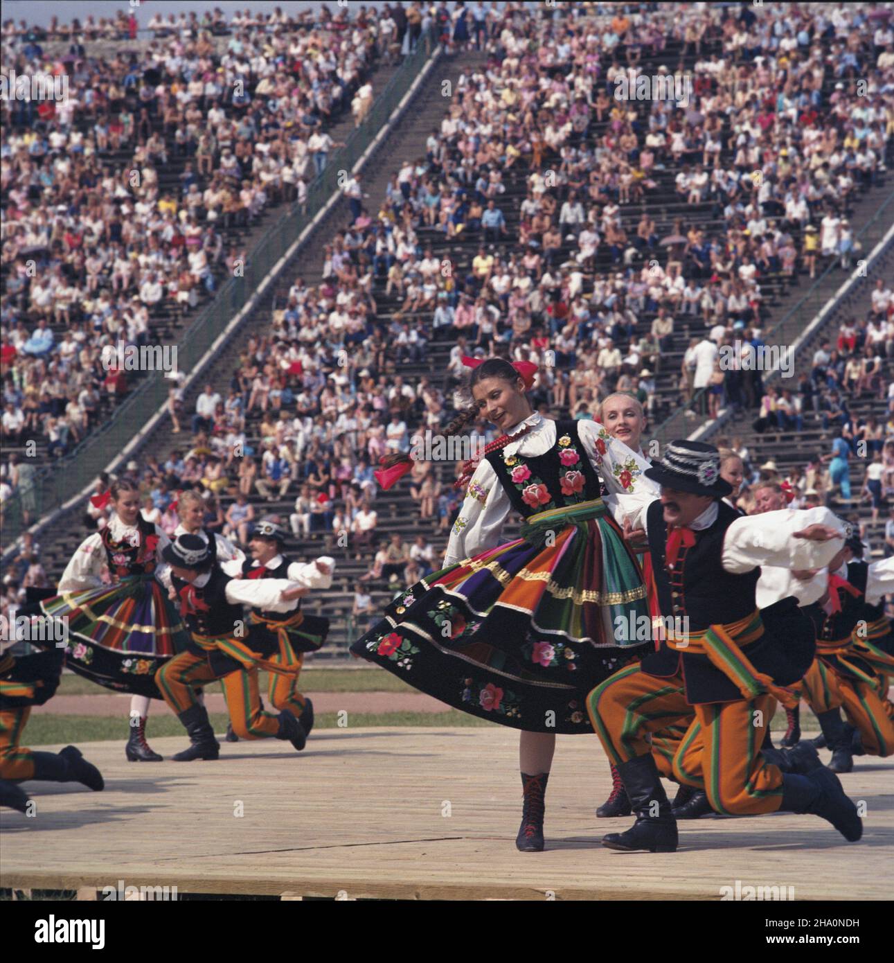 Varsovie 22.07.1986.Festyn z okazji Narodowego Œwiêta Odrodzenia Polski.NZ. Wystêpy zespo³u folklorystycznego W strojach ³owickich na Stadionie X-lecia (Stadion Dziesiêciolecia Manifestu Liptowego). msa PAP/Grzegorz RogiñskiVarsovie, le 22 juillet 1986.Les festivités marquant la renaissance du Hioliday national polonais.Photo : un groupe folklorique dans les costumes régionaux de Lowicz se déroulant au stade décennal. msa PAP/Grzegorz Roginski Banque D'Images