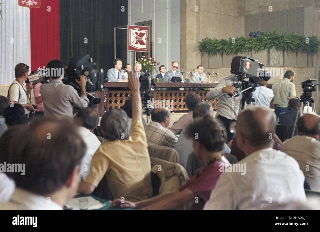 Varsovie 04.07.1986.W dniach od 29 czerwca do 3 lipca odbywa³ siê X Zjazd Polskiej Zjednoczonej Partii Robotniczej (PZPR).NZ. Pozjazdowa konferencja prasowa W gmachu Urzêdu Rady Ministrów.ZA sto³em siedz¹ min.: P.A. Interpress Maciej Górski (1L), przewodnicz¹cy Rady Pañstwa PRL i sekretarz KC PZPR genera³ Wojciech Jaruzelski (2P), premier PRL Zbigniew Messner (1P). msa PAP/Maciej Musia³Varsovie, le 4 juillet 1986.Le 10e Congrès du Parti des travailleurs Unis polonais s'est tenu du 29 juin au 3 juillet.Photo : une conférence de presse au siège du Bureau du Conseil des ministres après t Banque D'Images
