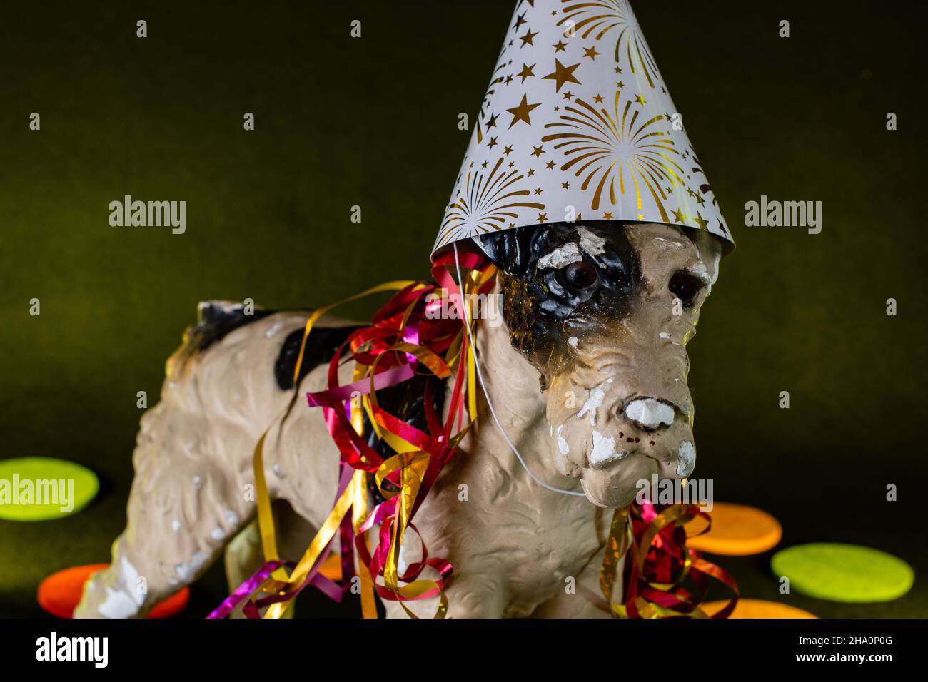 décoration chien avec chapeau de fête carnaval fin d'année Banque D'Images