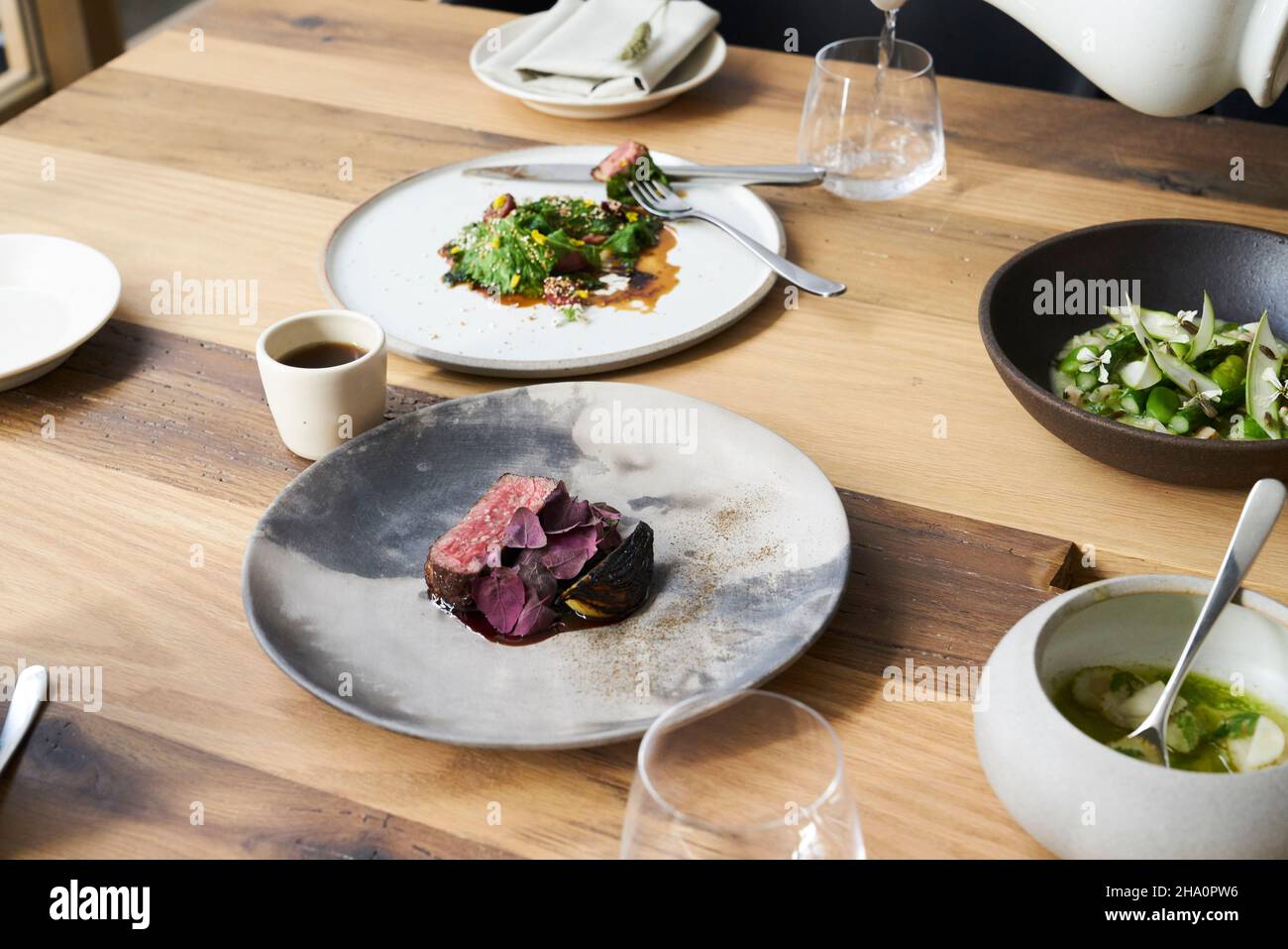 Groupe de plats modernes frais pour un repas gastronomique sur une table en bois Banque D'Images