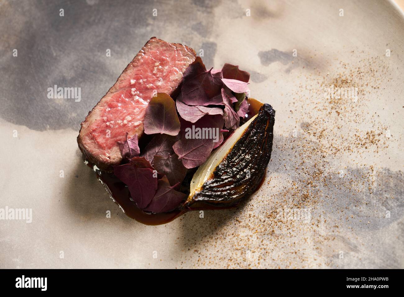 Délicieux plat de steak avec placage moderne sur plaque en céramique Banque D'Images