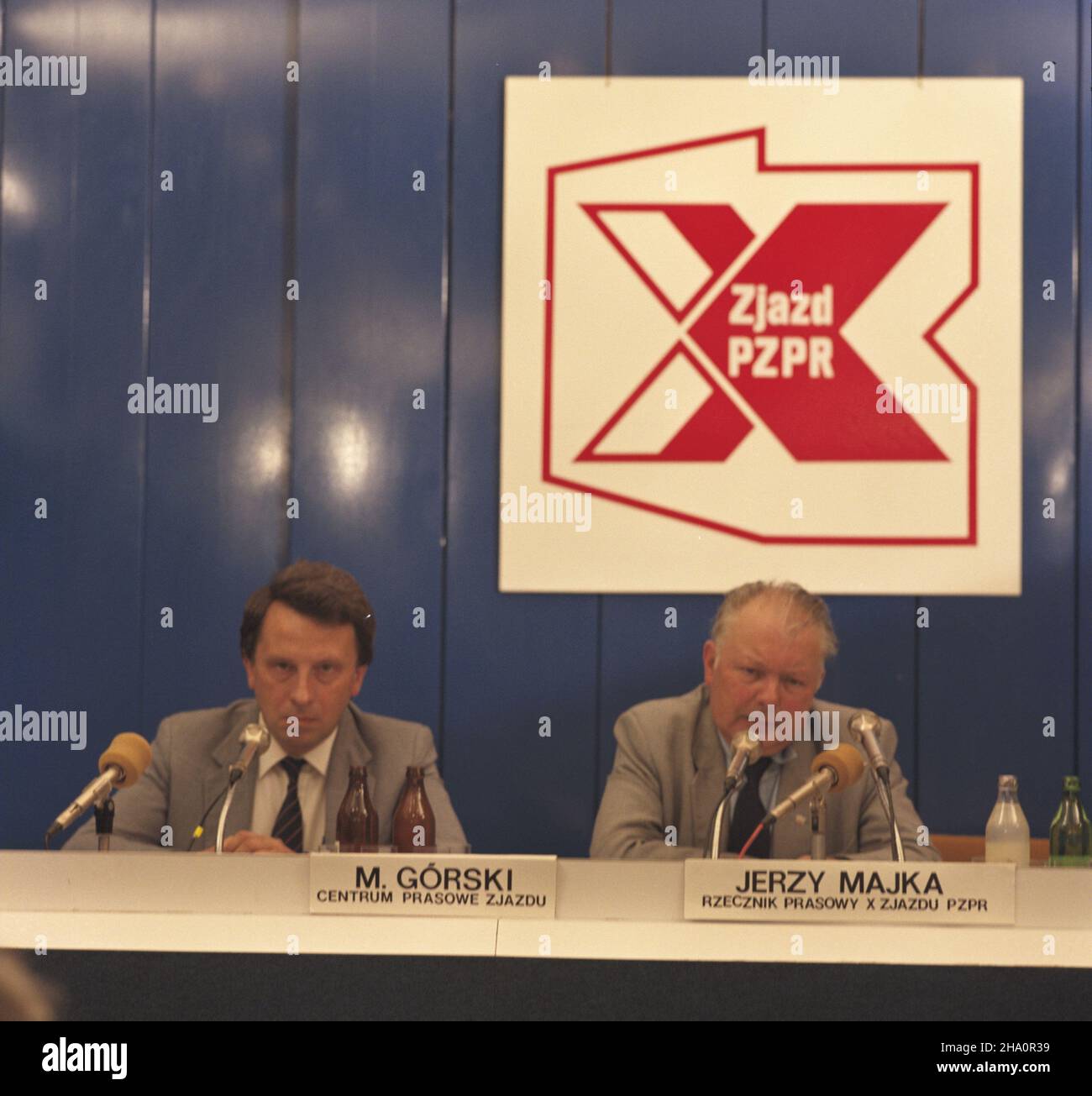 Varsovie 07.1986.X Zjazd Polskiej Zjednoczonej Partii Robotniczej; PZPR (29.06-3.07).NZ.Centrum Prasowe Zjazdu.Siedz¹: Maciej Górski oraz redaktor naczelny Trybuny Ludu i rzecznik prasowy zjazdu Jerzy Majka. msa PAP/Maciej Musia³ Dok³adny dzieñ wydarzenia nieustalony.Varsovie, juillet 1986.Le 10e Congrès du Parti des travailleurs Unis polonais (juin 29 à juillet 3).Photo : le centre de la presse.Séance: rédacteur en chef du quotidien Trybuna Ludu et porte-parole du congrès Jerzy Majka. msa PAP/Maciej Musial jour de l'événement inconnu Banque D'Images