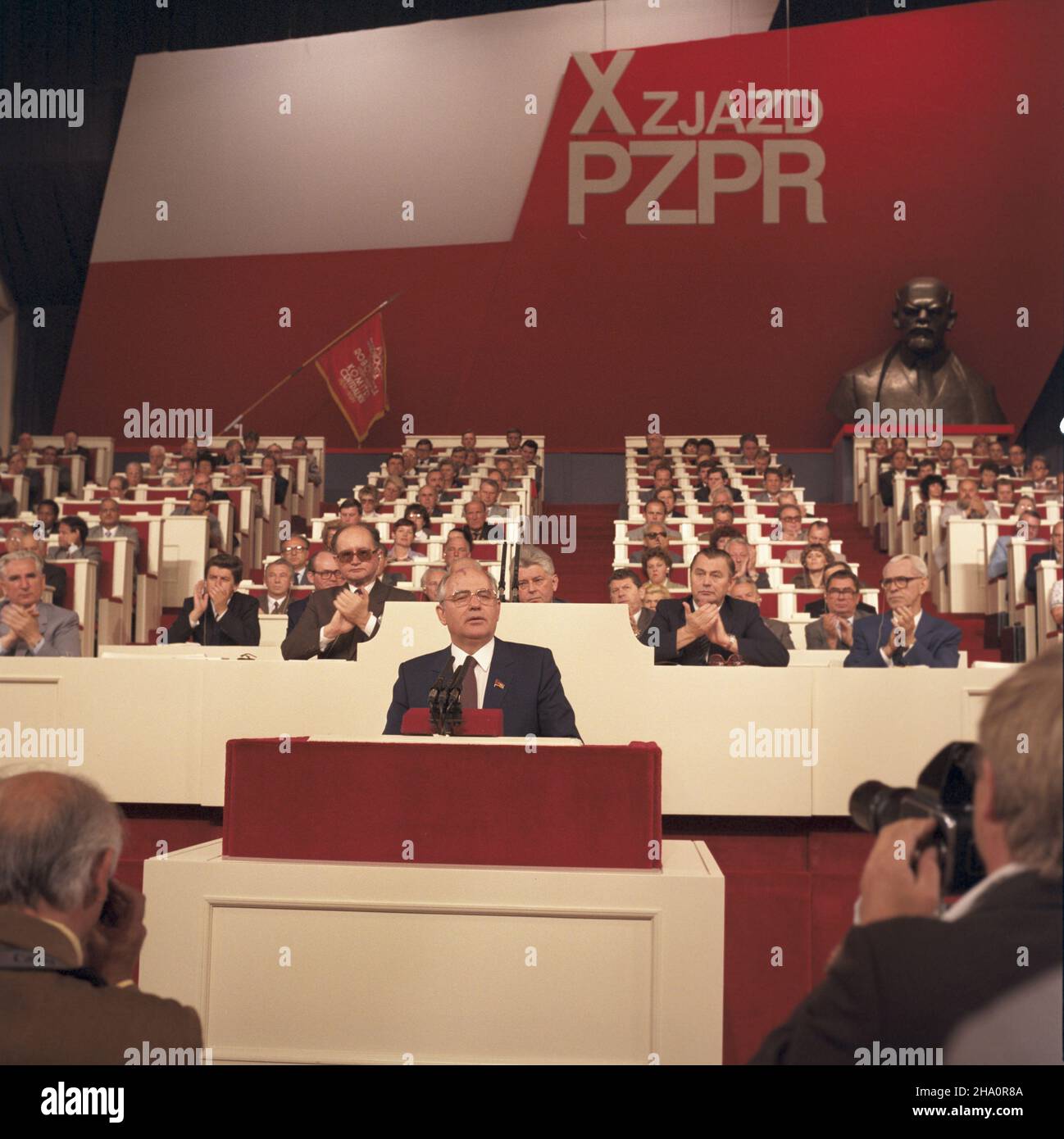 Varsovie 30.06.1986.X Zjazd Polskiej Zjednoczonej Partii Robotniczej (PZPR) W Sali Kongresowej Pa³acu Kultury i Nauki (29.06.-3.07.1986).NZ. Przemawia sekretarz generalny Komunistycznej Partii Zwi¹zku Radzieckiego (KPZR) Mchai³ Sergiejewicz Gorbaczow.W g³êbi W pierwszym rzêdzie od lewej: cz³onek Biura Politycznego i sekretarz Komitetu Centralnego PZPR Józef Czyrek, przewodnicz¹cy Rady Pañstwa PRL i sekretarz KC PZPR genera³ Wojciech Jarzneech Polznej Ziszneek, cz³onek Pzisznej Pzisziszneiej Polzobej Pzwiszwisznek, cz³onek Pollej Pznej Pzisznej Pziszisznej Pzisknej Pzisziszisknej Pzisknej Pz Banque D'Images
