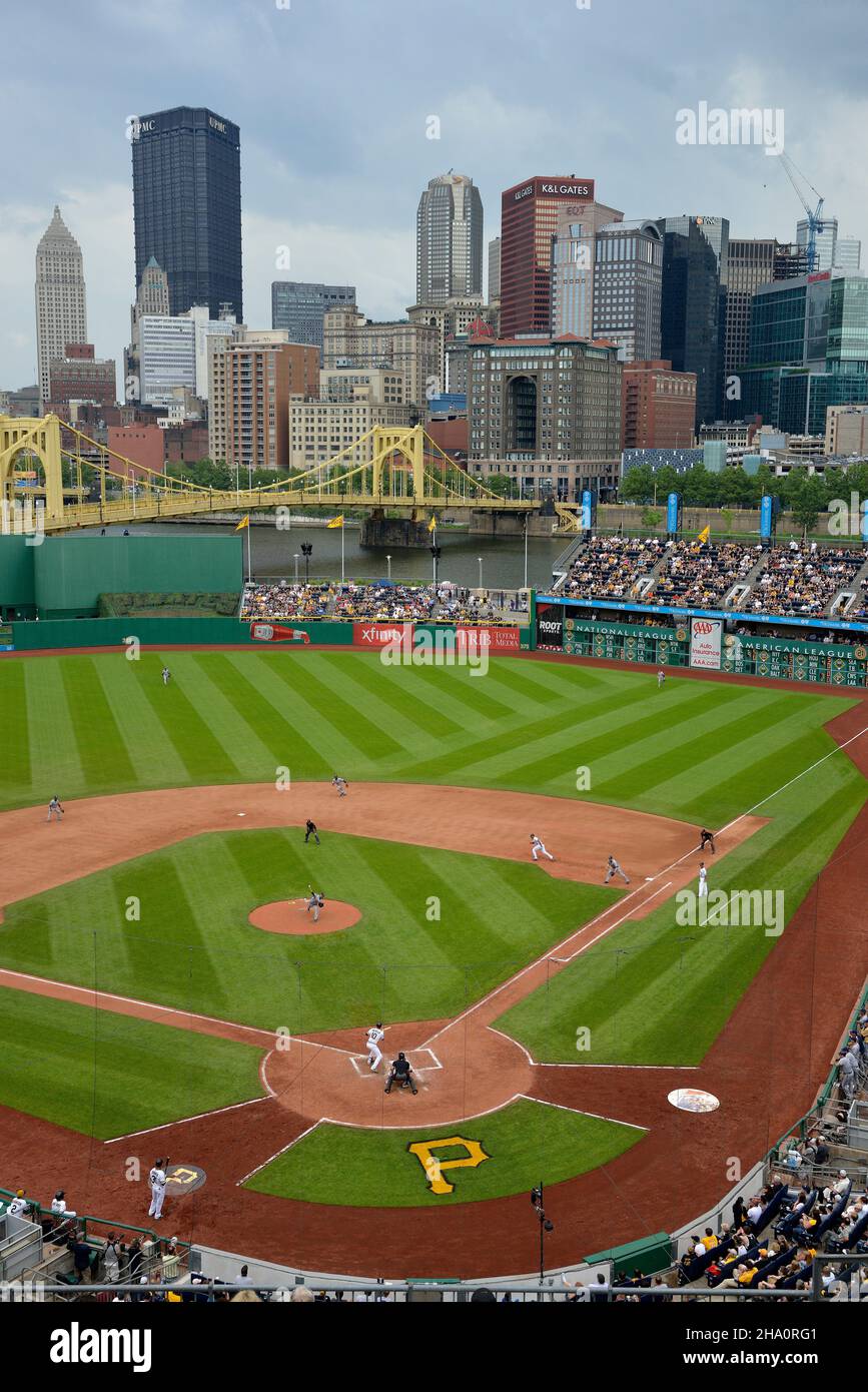Les Pittsburgh Pirates jouant un jeu au PNC Park avec le centre-ville de Pittsburgh en arrière-plan Banque D'Images
