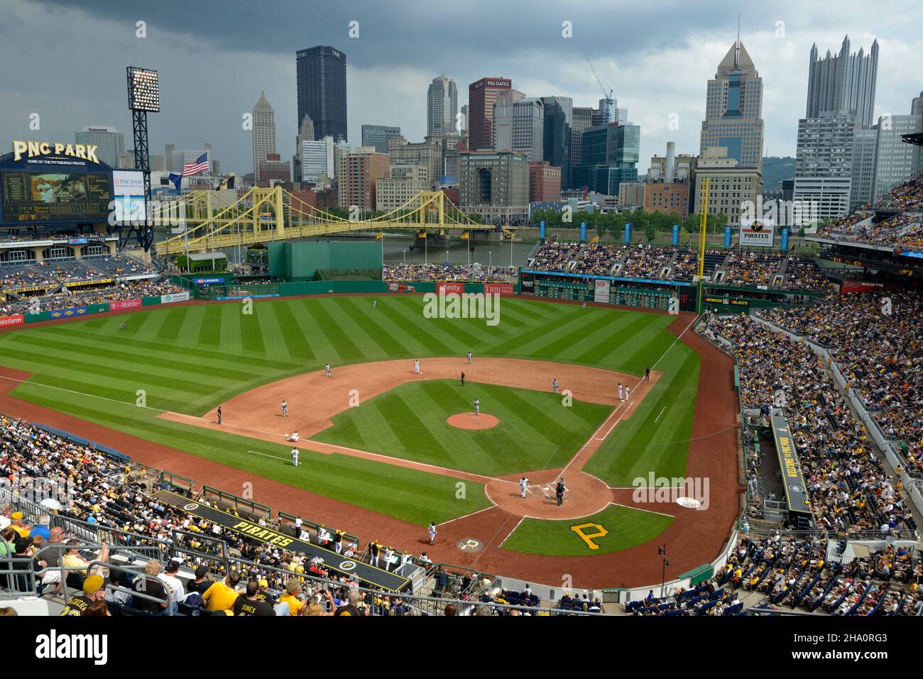 Les Pittsburgh Pirates jouant un jeu au PNC Park avec le centre-ville de Pittsburgh en arrière-plan Banque D'Images