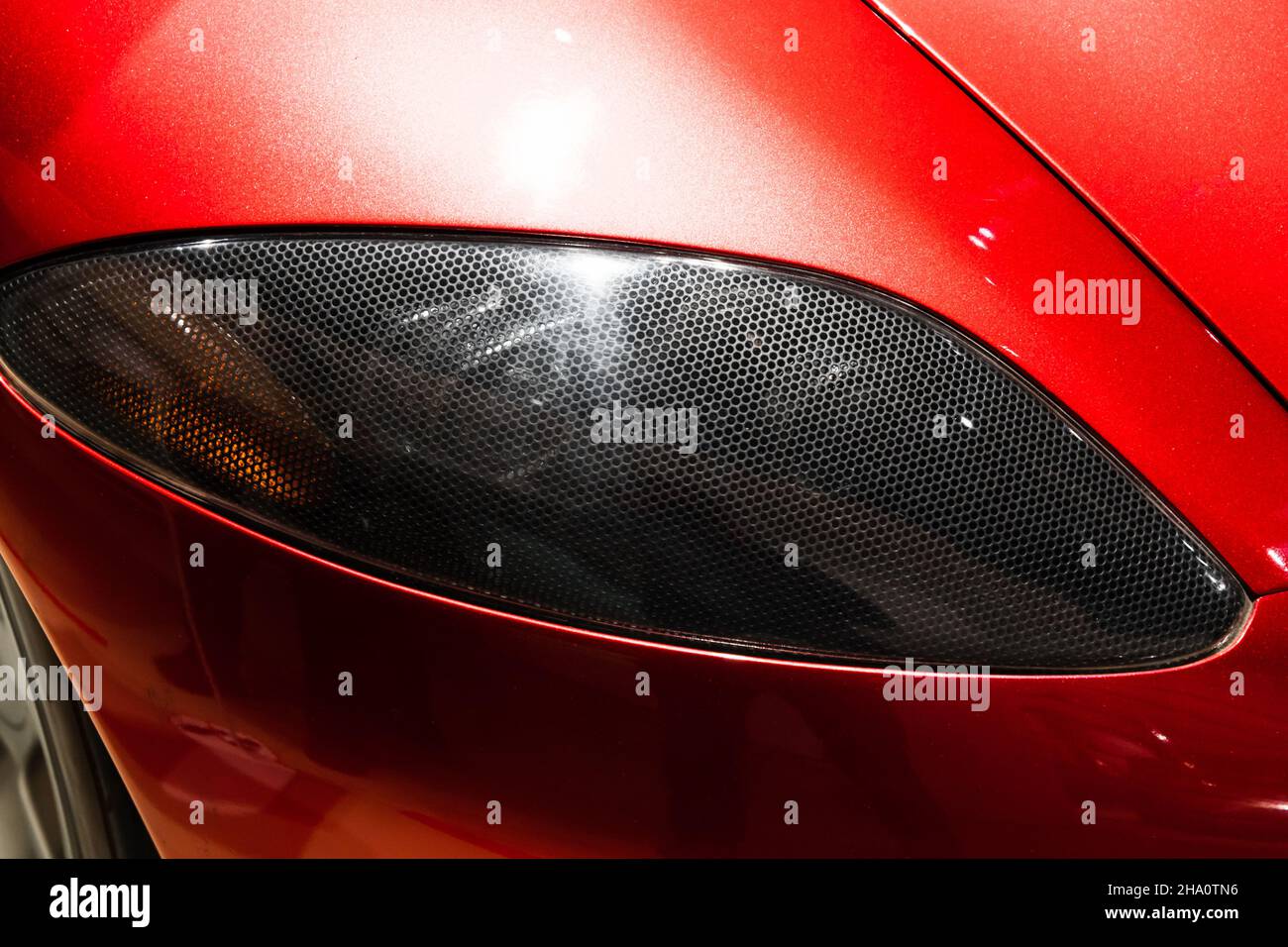 Phare d'un roadster rouge de luxe, éléments conceptuels de conception de voitures de sport, gros plan photo Banque D'Images