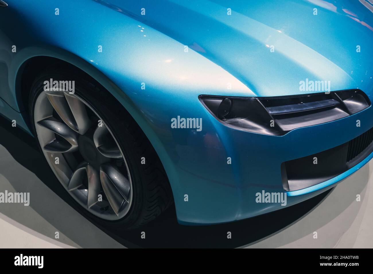 Phare et roue d'un roadster bleu de luxe, éléments conceptuels de conception de voiture de sport Banque D'Images