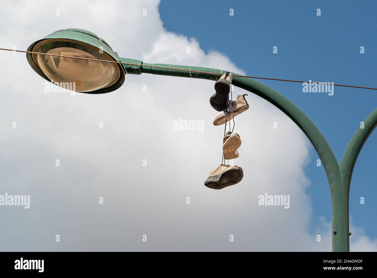 de vieilles chaussures accrochées à des fils électriques dans le ciel en  gros plan Photo Stock - Alamy