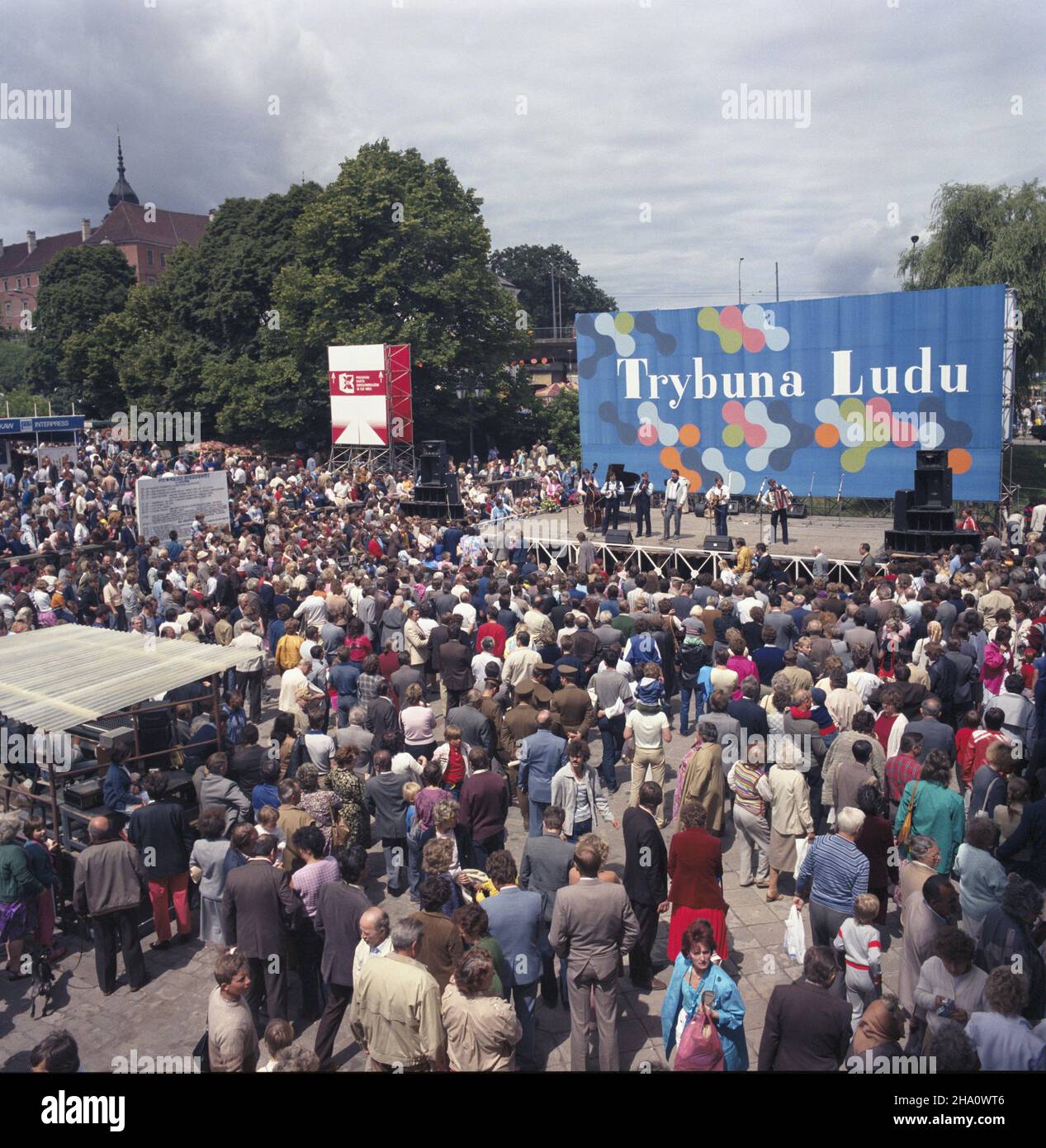 Varsovie 06.1986.Œwiêto Trybuny Ludu (21-22.06.1986).NZ. Festyn na Mariensztacie. msa PAP/Wojciech Kryñski Dok³adny dzieñ wydarzenia nieustalony.Varsovie, juin 1986.Festivités marquant le quotidien Trybuna Ludu (du 21 au 22 juin).Photo : une foire dans le quartier de Mariensztat. msa PAP/Wojciech Krynski jour d'événement inconnu Banque D'Images