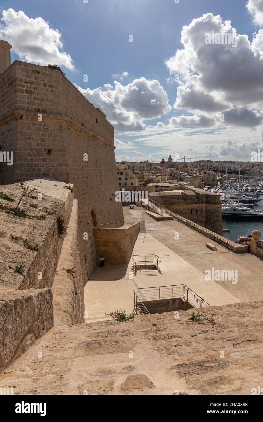 Murs de la forteresse à l'intérieur du fort St Angelo fort bastionné à Birgu, Malte, Europe.Un site historique classé au patrimoine mondial de l'UNESCO. Banque D'Images