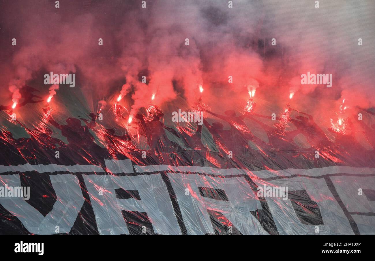 Budapest, Hongrie.09th décembre 2021.Football: Europa League, Ferencvaros - Bayer Leverkusen, Groupe G, Matchday 6 à Groupama Arena.Les fans de Ferencvaros brûlent des bengalos dans les stands.Crédit : Marton Monus/dpa/Alay Live News Banque D'Images