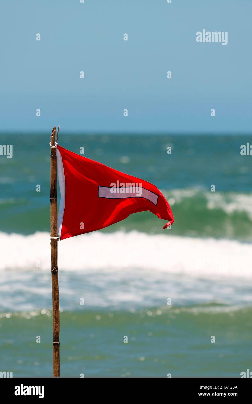 Drapeau rouge, signe d'avertissement de danger de la protection de la vie sur la plage.Pas de natation c'est symbole interdit, dangereux courant de marée de rip sur l'eau, entrez à votre risque. Banque D'Images