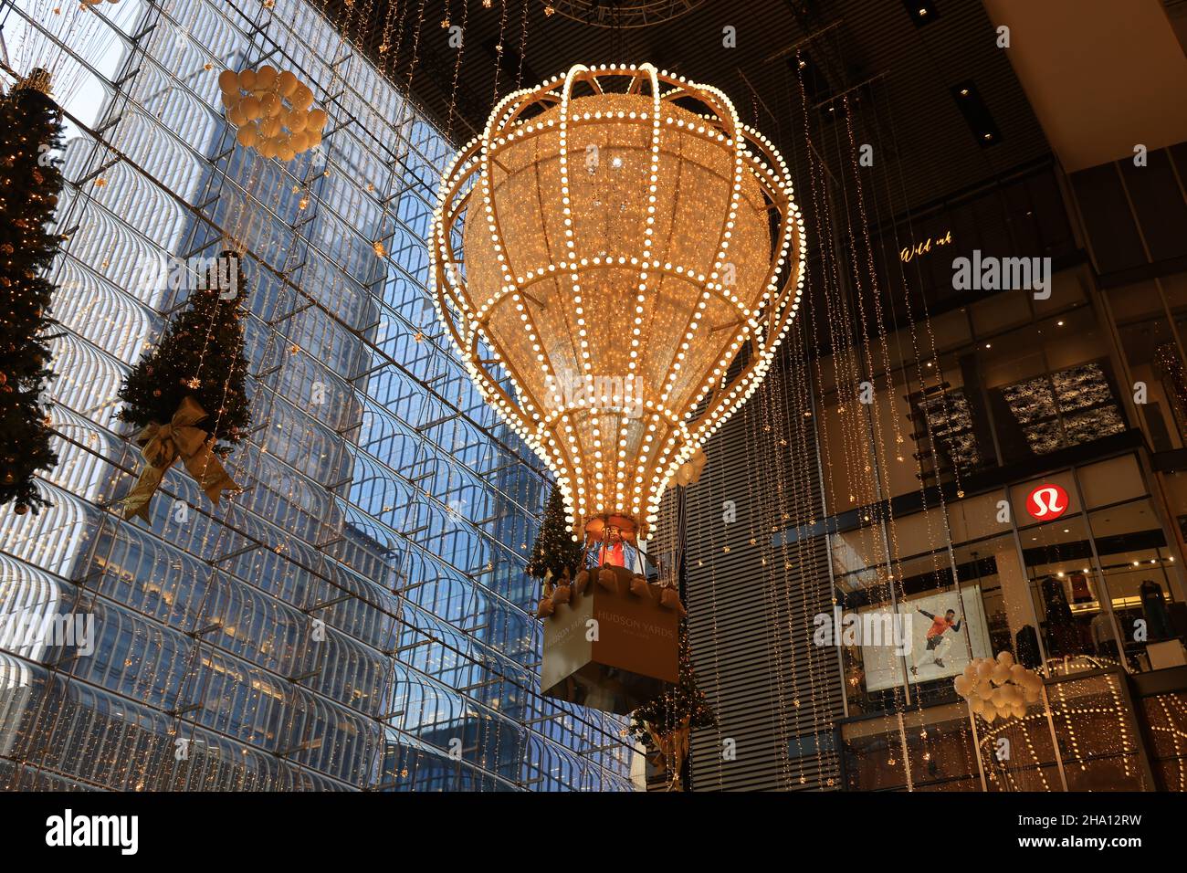 New York, N.Y/USA – 6th décembre 2021 : les belles décorations de Noël à l'intérieur du centre commercial de Hudson yards à New York.Crédit : Gordon Donovan/Alay Banque D'Images