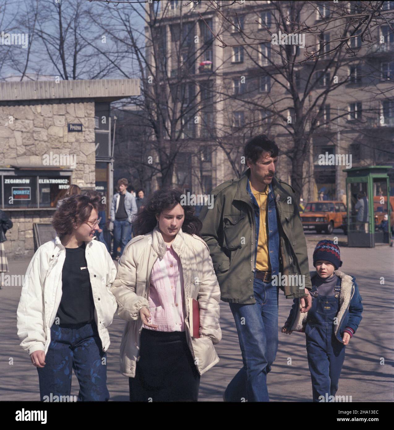 Varsovie 04.1986.Œródmieœcie, widok od ulicy Œwiêtokrzyskiej na prywatne pawilony handlowe przy ul.Pró¿nej (L) i ulicê Marsza³kowsk¹ (P). mw PAP/Jan Morek Dok³adny dzieñ wydarzenia nieustalony.Varsovie avril 1986.Centre de Varsovie, magasins privés à la rue Prozna (à gauche) et à la rue Marszalkowska (à droite) vue de la rue Swietokrzyska. mw PAP/Jan Morek Date de l'événement inconnue. Banque D'Images