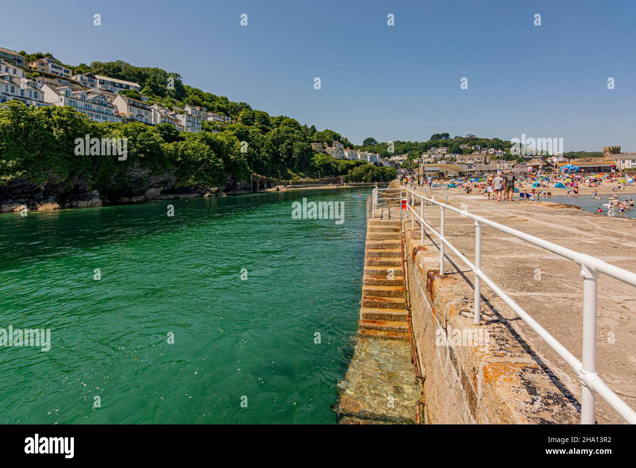 En regardant de retour depuis la jetée de Looe 'Banjo' le long de la rivière East Looe - Looe, Cornwall, Royaume-Uni. Banque D'Images