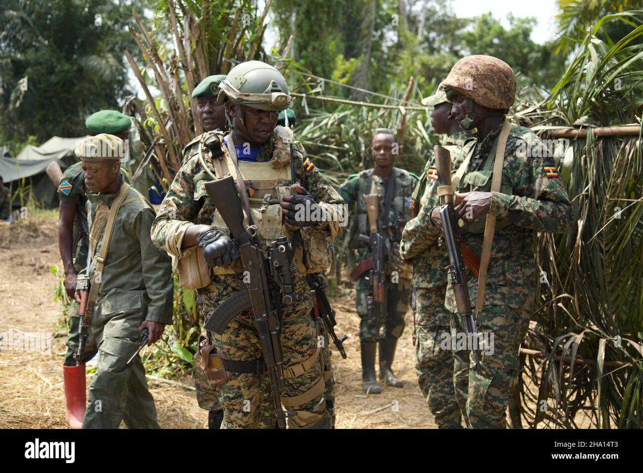 Beni, RDC.9th décembre 2021.Des soldats de l'Ouganda et de la République démocratique du Congo (RDC) effectuent une opération militaire conjointe contre des forces armées dans le territoire de Beni, dans le nord-est de la RDC, le 8 décembre 2021.En première ligne contre les forces armées dans le nord-est de la République démocratique du Congo (RDC), le général de division Kayanja Muhanga de l'armée ougandaise (UPDF) a déclaré sa détermination à détruire "une fois pour toutes" les rebelles des Forces démocratiques alliées (ADF), un cauchemar pour la région des Grands Lacs africains.Crédit : Alain Uaykani/Xinhua/Alay Live News Banque D'Images