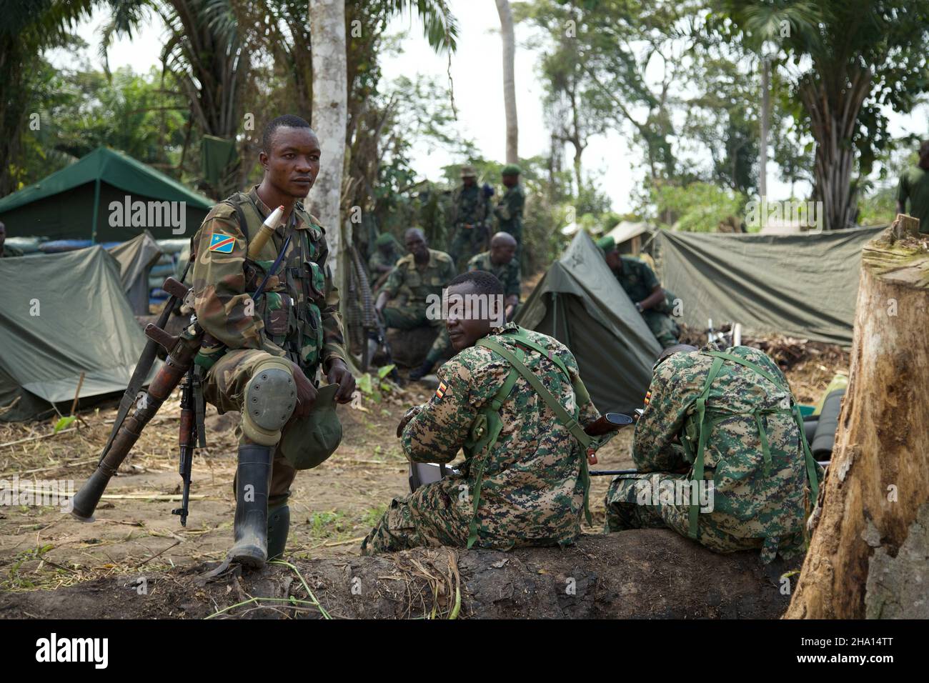 Beni, RDC.9th décembre 2021.Des soldats de l'Ouganda et de la République démocratique du Congo (RDC) sont vus lors d'une opération militaire conjointe contre des forces armées dans le territoire de Beni, dans le nord-est de la RDC, le 8 décembre 2021.En première ligne contre les forces armées dans le nord-est de la République démocratique du Congo (RDC), le général de division Kayanja Muhanga de l'armée ougandaise (UPDF) a déclaré sa détermination à détruire "une fois pour toutes" les rebelles des Forces démocratiques alliées (ADF), un cauchemar pour la région des Grands Lacs africains.Crédit : Alain Uaykani/Xinhua/Alay Live News Banque D'Images