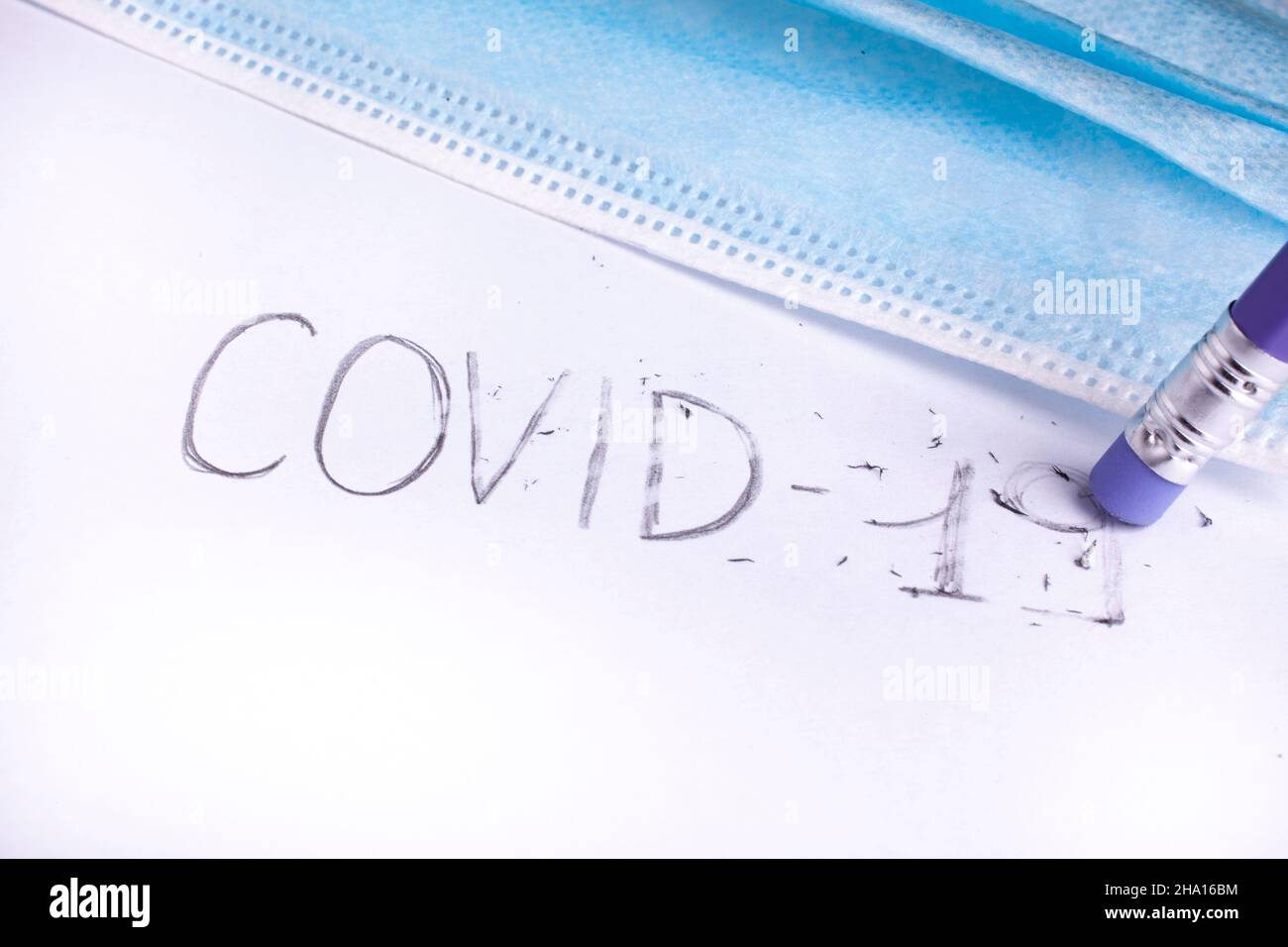 Effacer le mot Covid-19 avec une gomme Banque D'Images