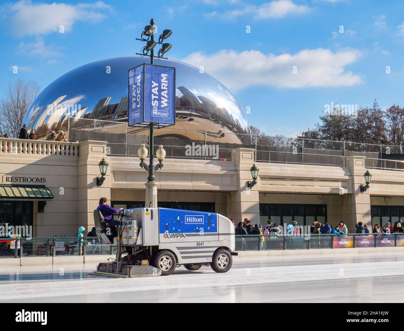 Olympia ICE groomer, Hilton Hotels marketing.McCormick Tribune Ice Rink, Chicago, Illinois.Sculpture Cloud Gate en arrière-plan. Banque D'Images