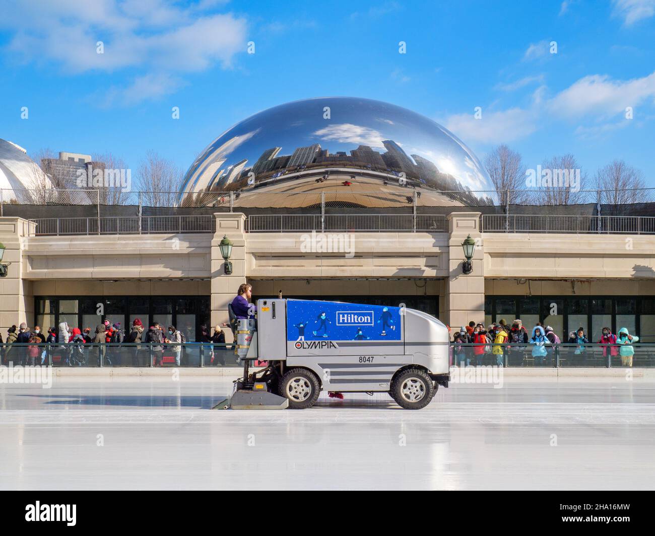 Olympia ICE groomer, Hilton Hotels marketing.McCormick Tribune Ice Rink, Chicago, Illinois.Sculpture Cloud Gate en arrière-plan. Banque D'Images