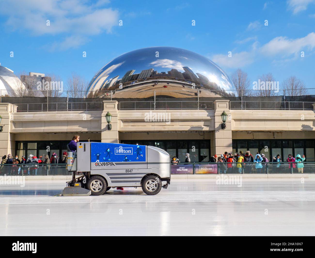 Olympia ICE groomer, Hilton Hotels marketing.McCormick Tribune Ice Rink, Chicago, Illinois.Sculpture Cloud Gate en arrière-plan. Banque D'Images