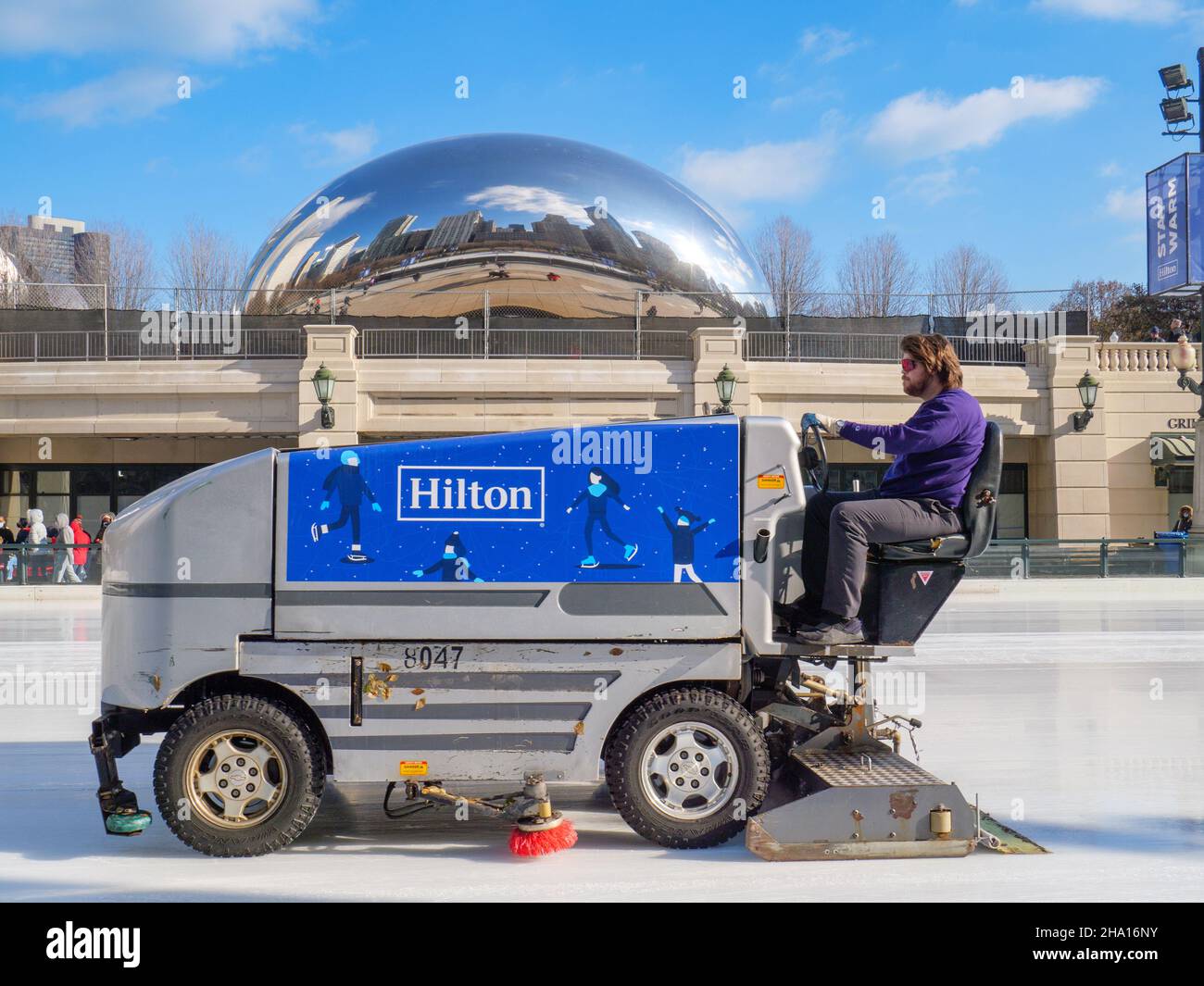 Olympia ICE groomer, Hilton Hotels marketing.McCormick Tribune Ice Rink, Chicago, Illinois.Sculpture Cloud Gate en arrière-plan. Banque D'Images