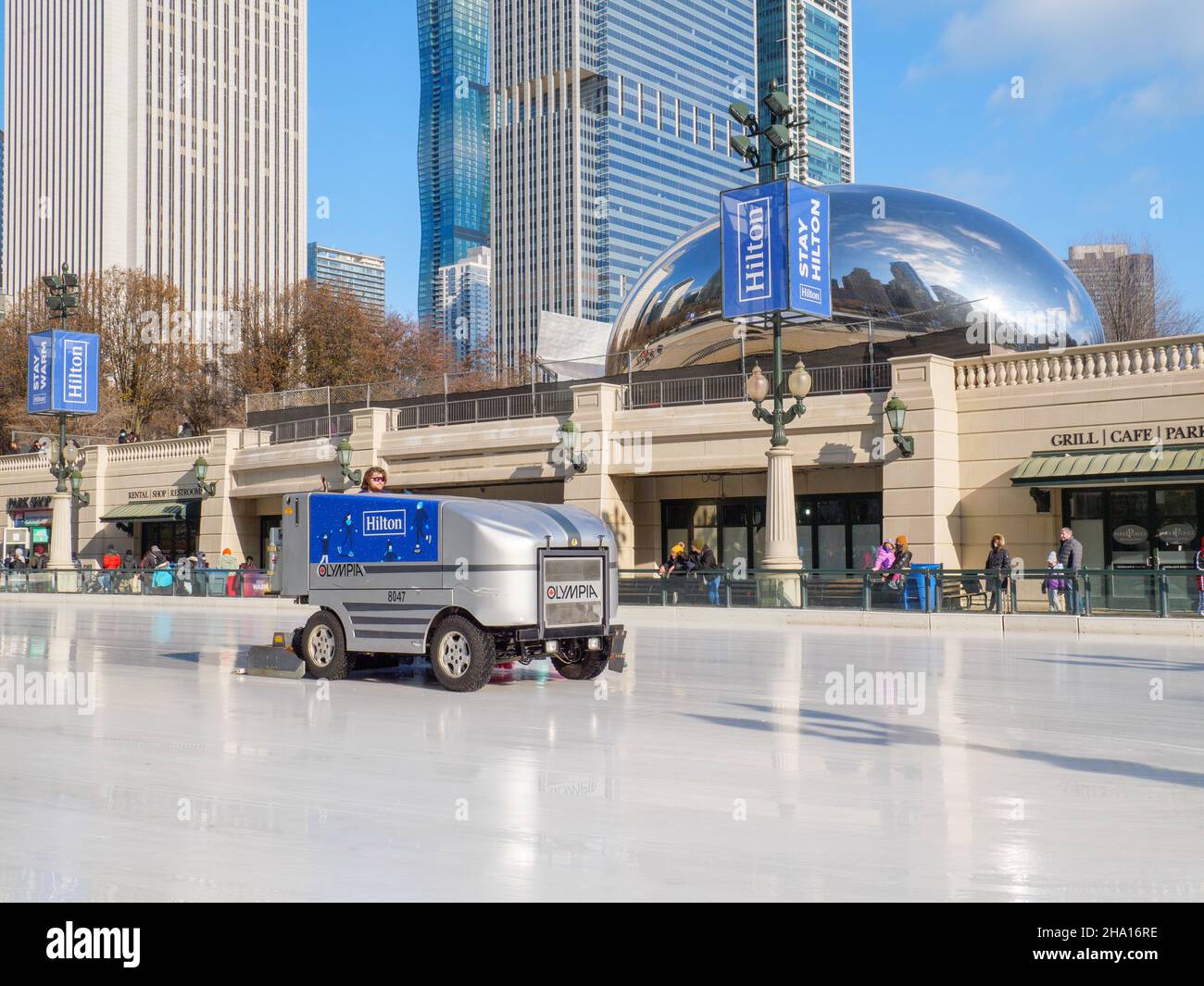 Olympia ICE groomer, Hilton Hotels marketing.McCormick Tribune Ice Rink, Chicago, Illinois.Sculpture Cloud Gate en arrière-plan. Banque D'Images