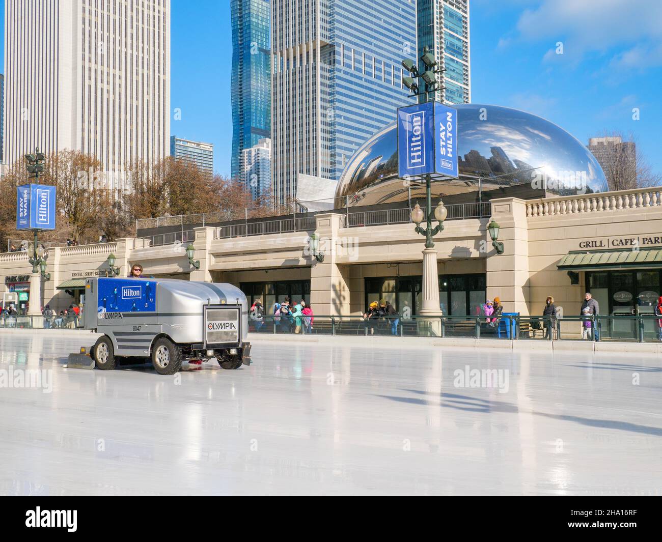 Olympia ICE groomer, Hilton Hotels marketing.McCormick Tribune Ice Rink, Chicago, Illinois.Sculpture Cloud Gate en arrière-plan. Banque D'Images