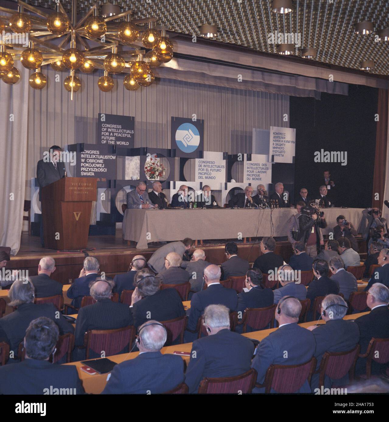 Varsovie 01.1986.Œwiatowy Kongres Intelektualistów W Obronie Pokojowej Przysz³oœci Œwiata (17-19 stycznia), la Sala konferencyjna hotelu Victoria-Intercontinental.NZ. na mównicy prèze Naczelnego Komitetu Zjednoczonego Stronnictwa Ludowego (NK ZSL) marsza³ek Sejmu Roman Malinowski.ZA sto³em prezydialnym m.in. przewodnicz¹cy komitetu organizacyjnego prof.Bogdan Suchodolski (5P). mw PAP/Grzegorz Rogiñski Dok³adny dzieñ wydarzenia nieustalony.Varsovie, janvier 1986.Le Congrès mondial des intellectuels pour la défense de l'avenir pacifique du monde (janvier 17 -19), une salle de conférence a Banque D'Images