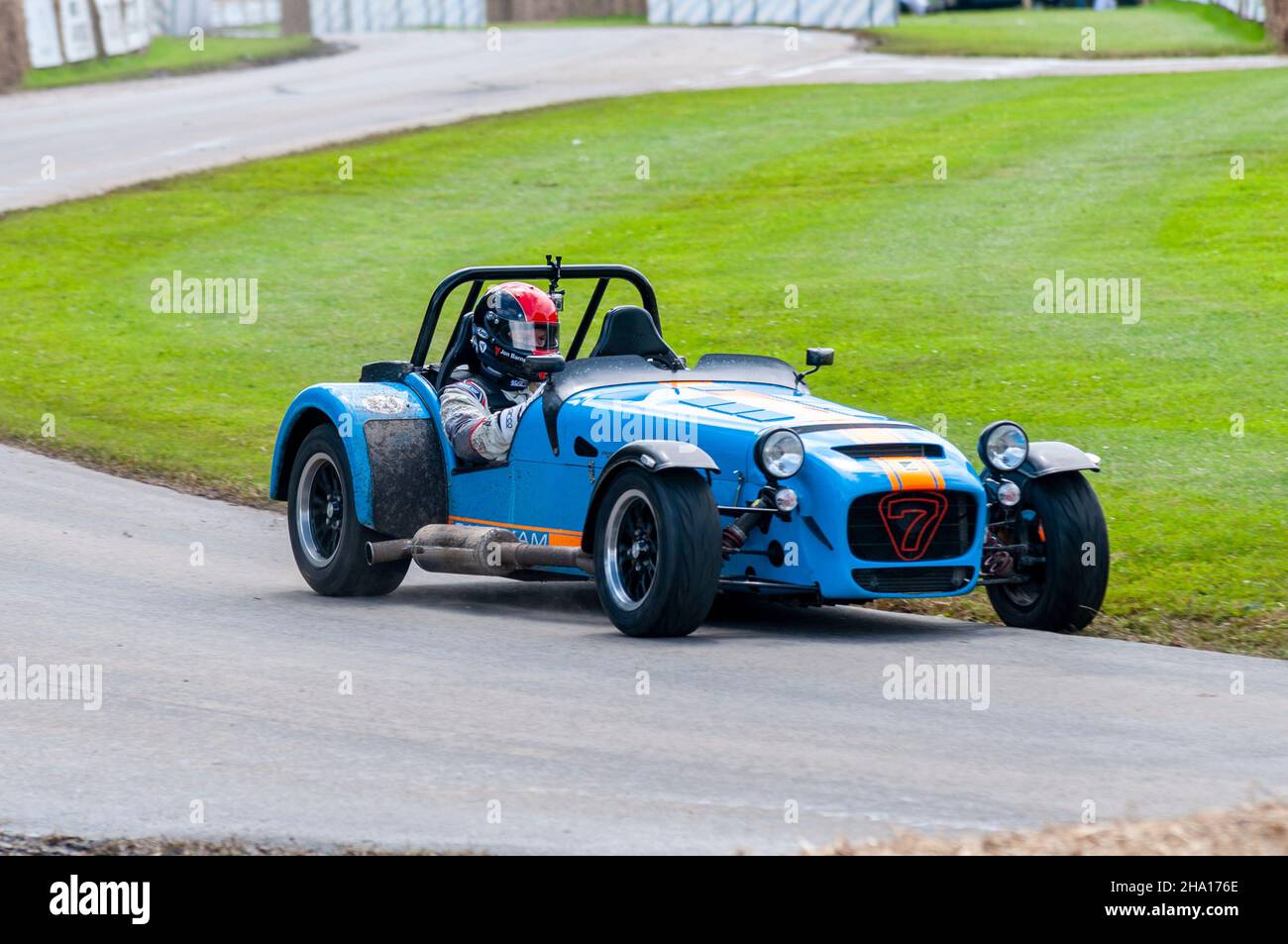 Caterham 7 en montant la montée de la colline au Goodwood Festival of Speed 2016.Sport automobile et événement automobile Banque D'Images