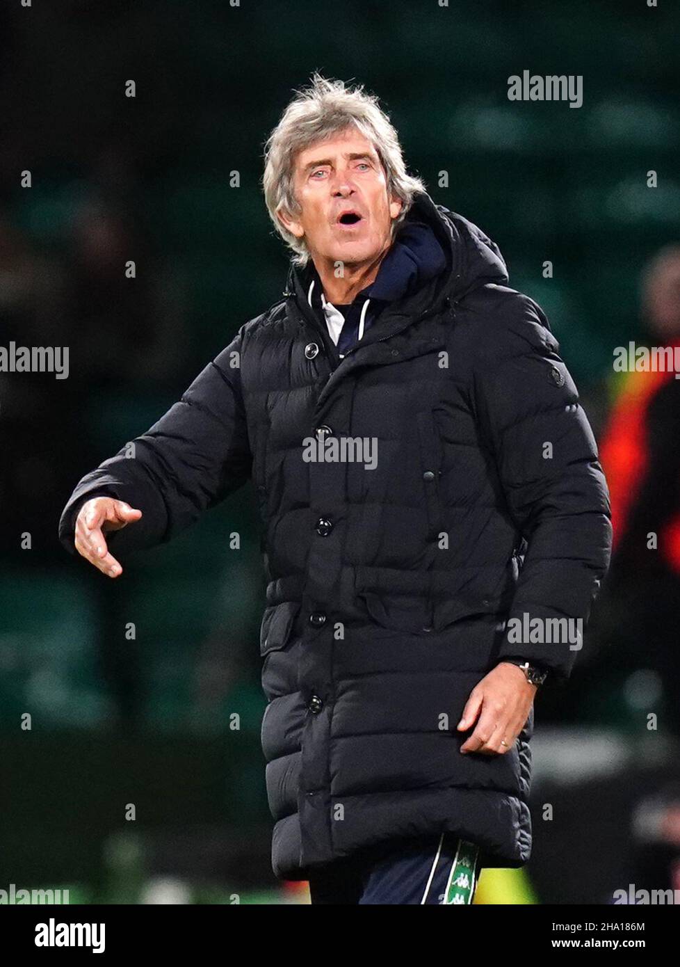 Manuel Pellegrini, directeur de Real Betis, sur la ligne de contact lors de l'UEFA Europa League, match du Groupe G au Celtic Park, Glasgow.Date de la photo: Jeudi 9 décembre 2021. Banque D'Images