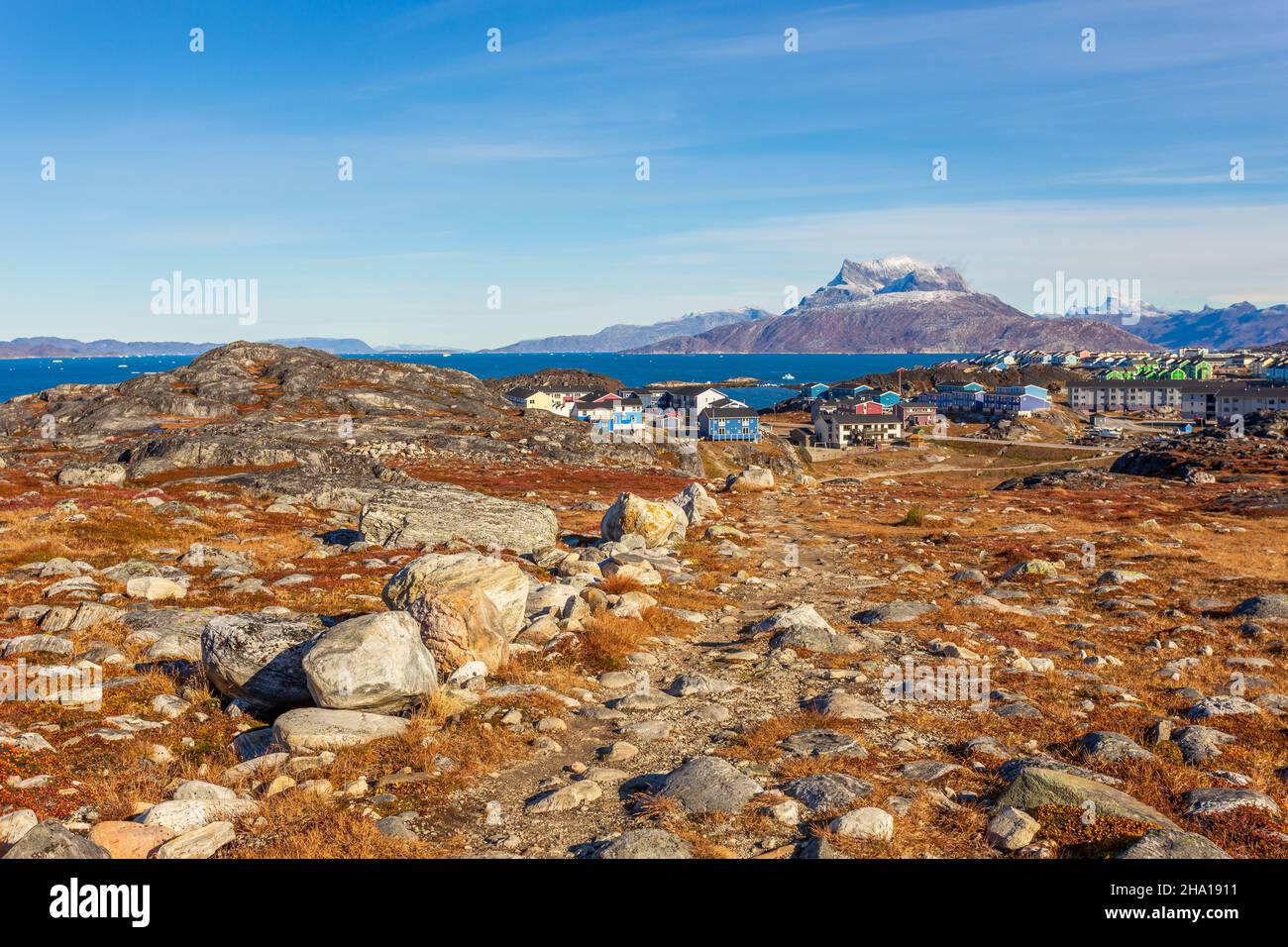 Automne toundra groenlandaise avec herbe d'orange, pierres, peuplement inuit et montagne Sermitsiaq en arrière-plan, Nuuk, Groenland Banque D'Images